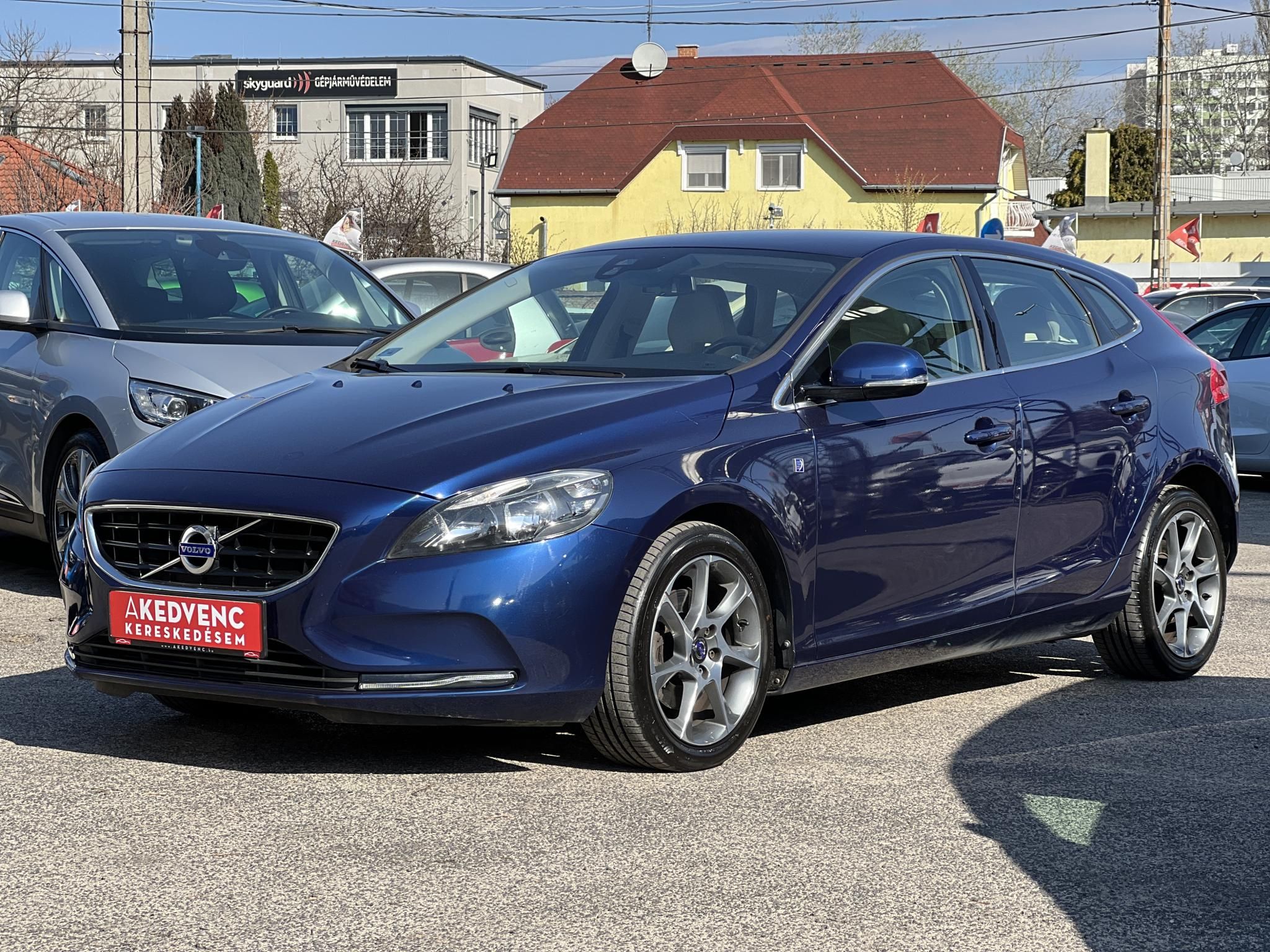 VOLVO V40 1.6 T3 Ocean Race 107e km. Magyarországi. Teljes szerviztörténet!