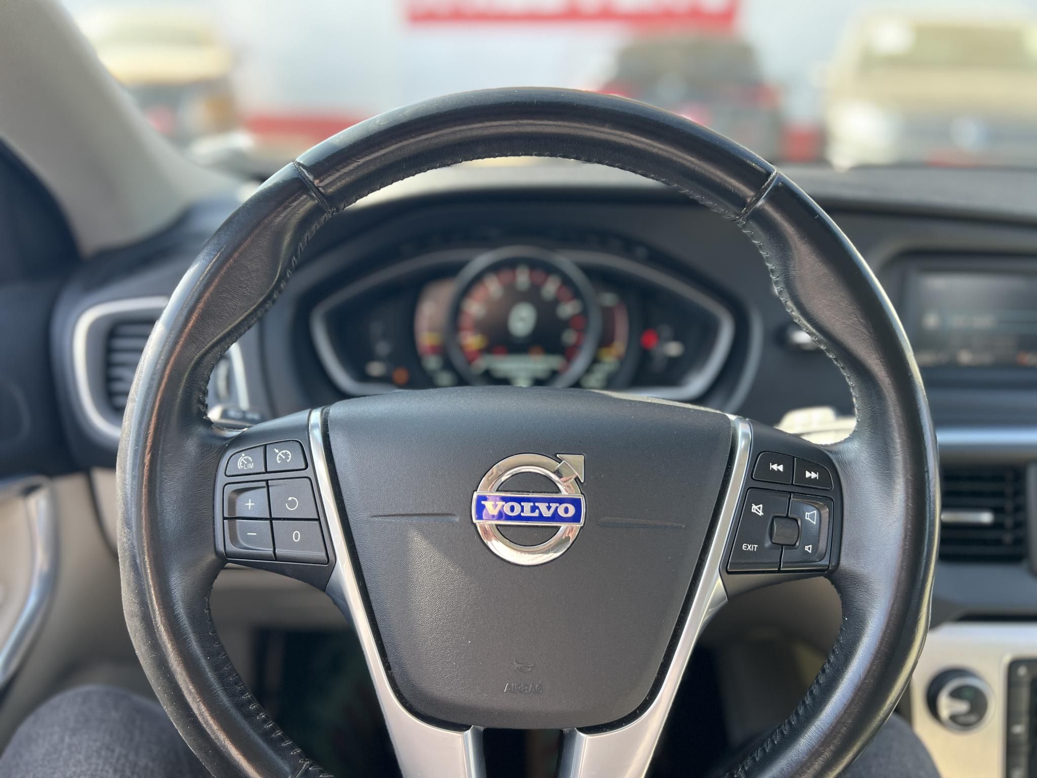 VOLVO V40 1.6 T3 Ocean Race 107e km. Magyarországi. Teljes szerviztörténet!