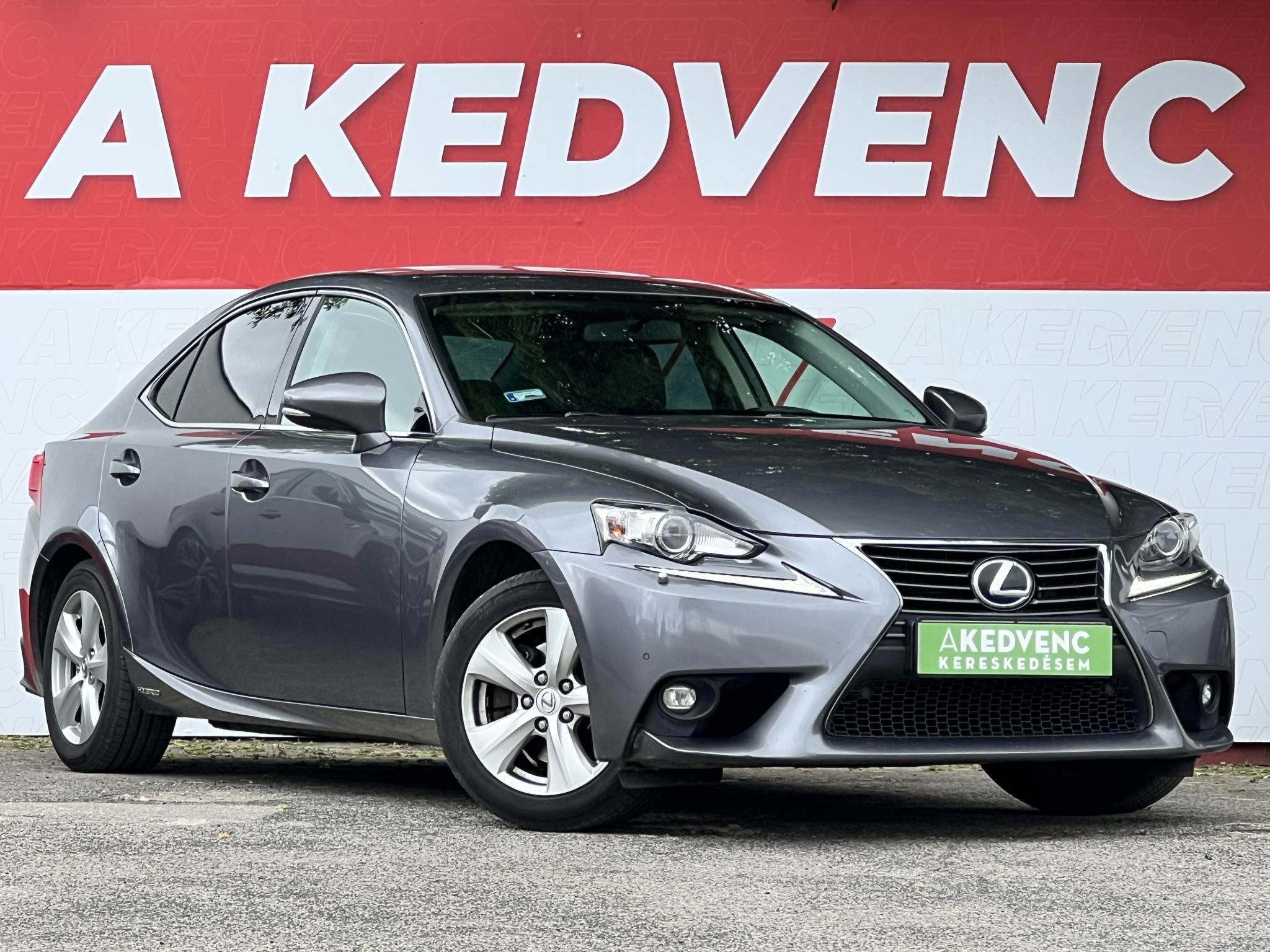LEXUS IS 300h Comfort Leather&Navigation (Automata) Hybrid garancia Márkaszervizelt. Gyári fényezés. Téli-nyári gumi garnitúra!