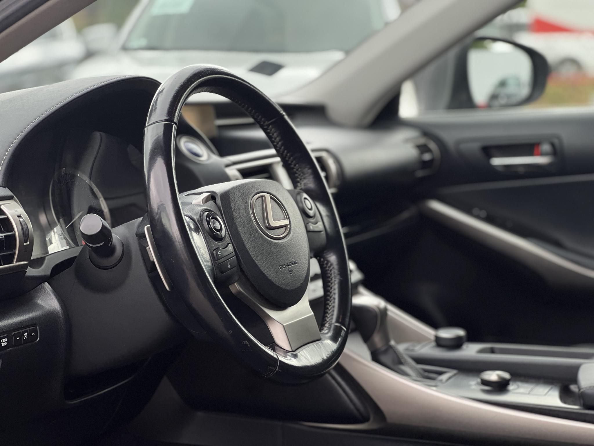 LEXUS IS 300h Comfort Leather&Navigation (Automata) Hybrid garancia Márkaszervizelt. Gyári fényezés. Téli-nyári gumi garnitúra!