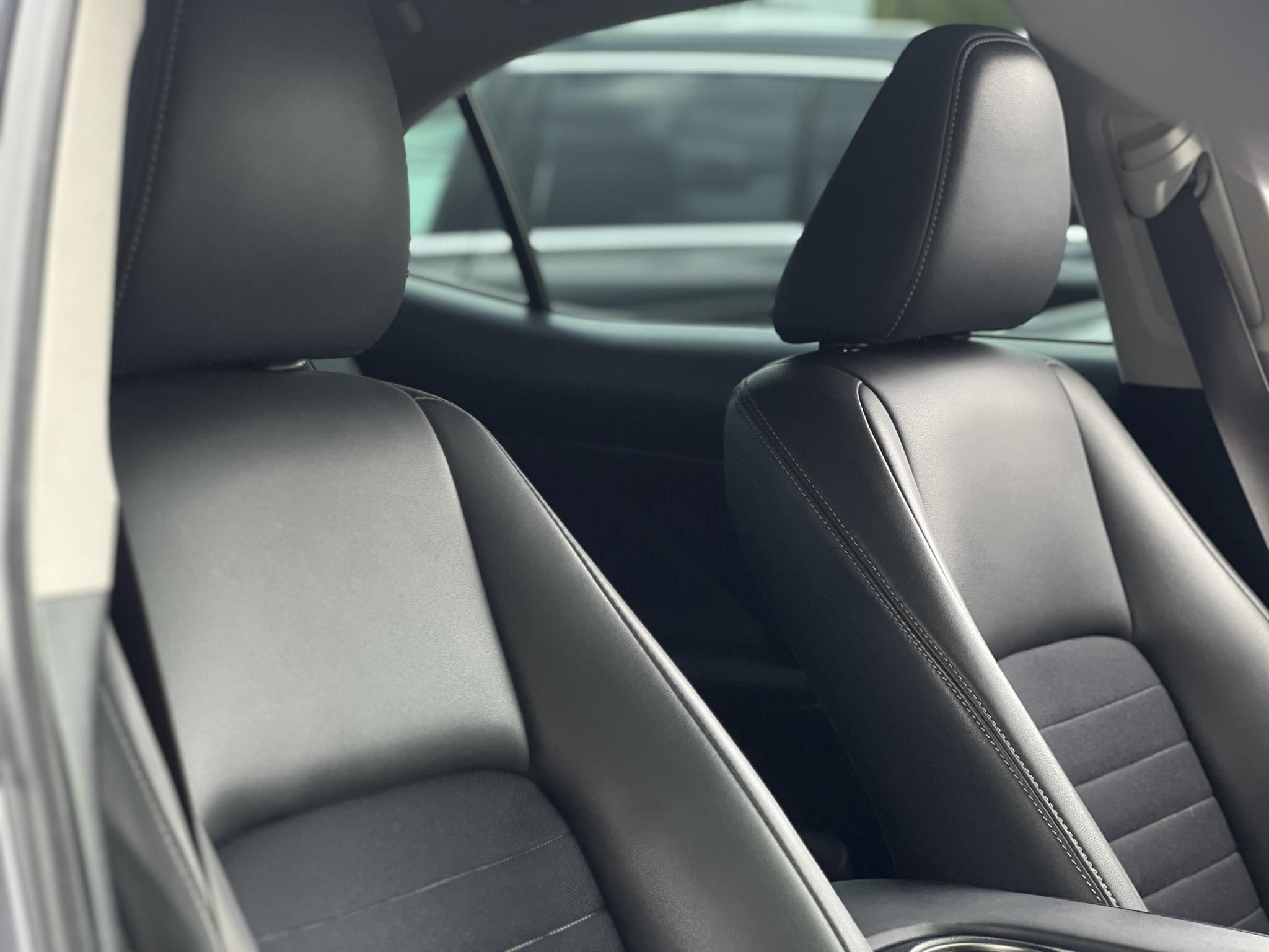 LEXUS IS 300h Comfort Leather&Navigation (Automata) Hybrid garancia Márkaszervizelt. Gyári fényezés. Téli-nyári gumi garnitúra!