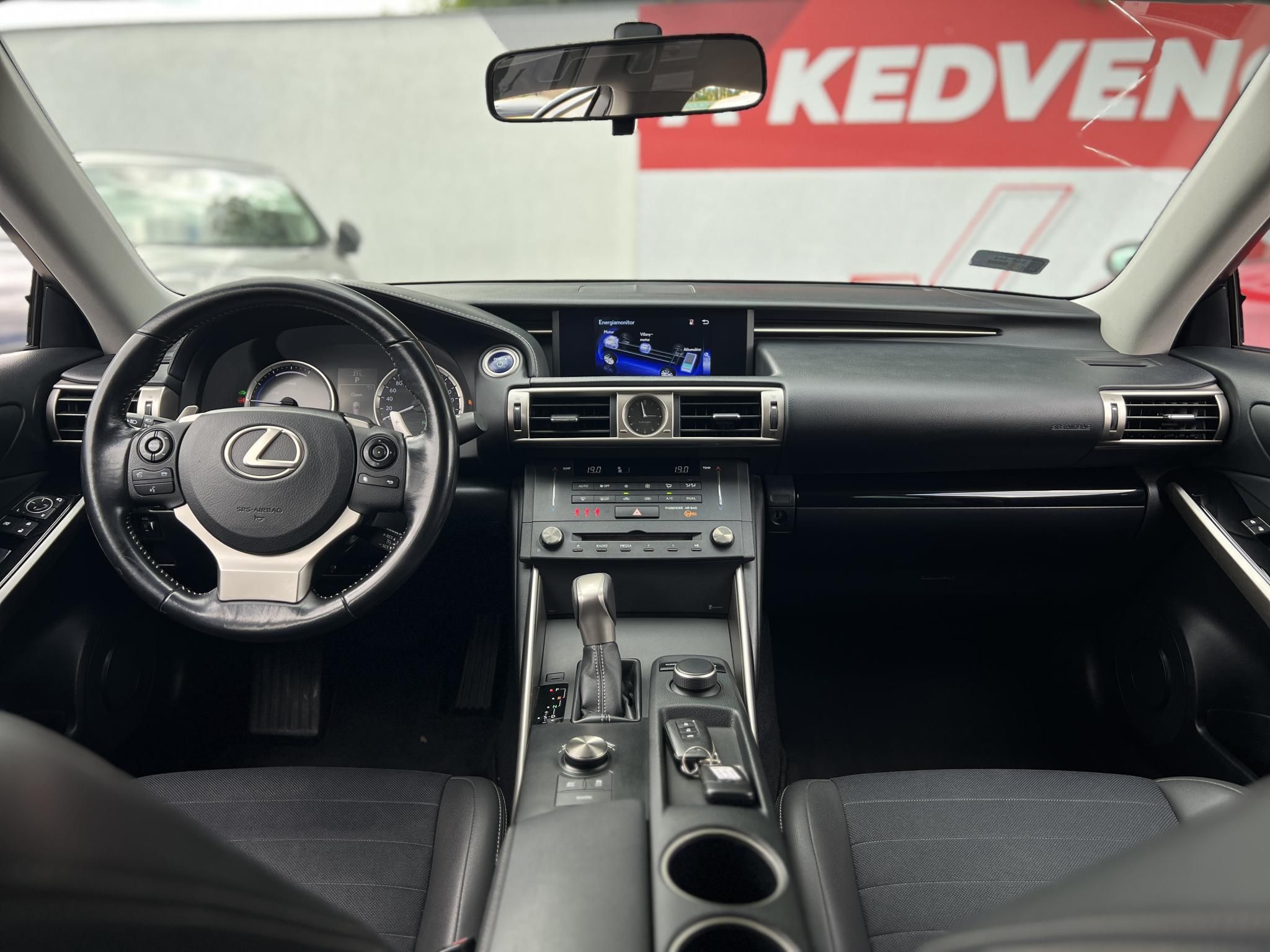 LEXUS IS 300h Comfort Leather&Navigation (Automata) Hybrid garancia Márkaszervizelt. Gyári fényezés. Téli-nyári gumi garnitúra!