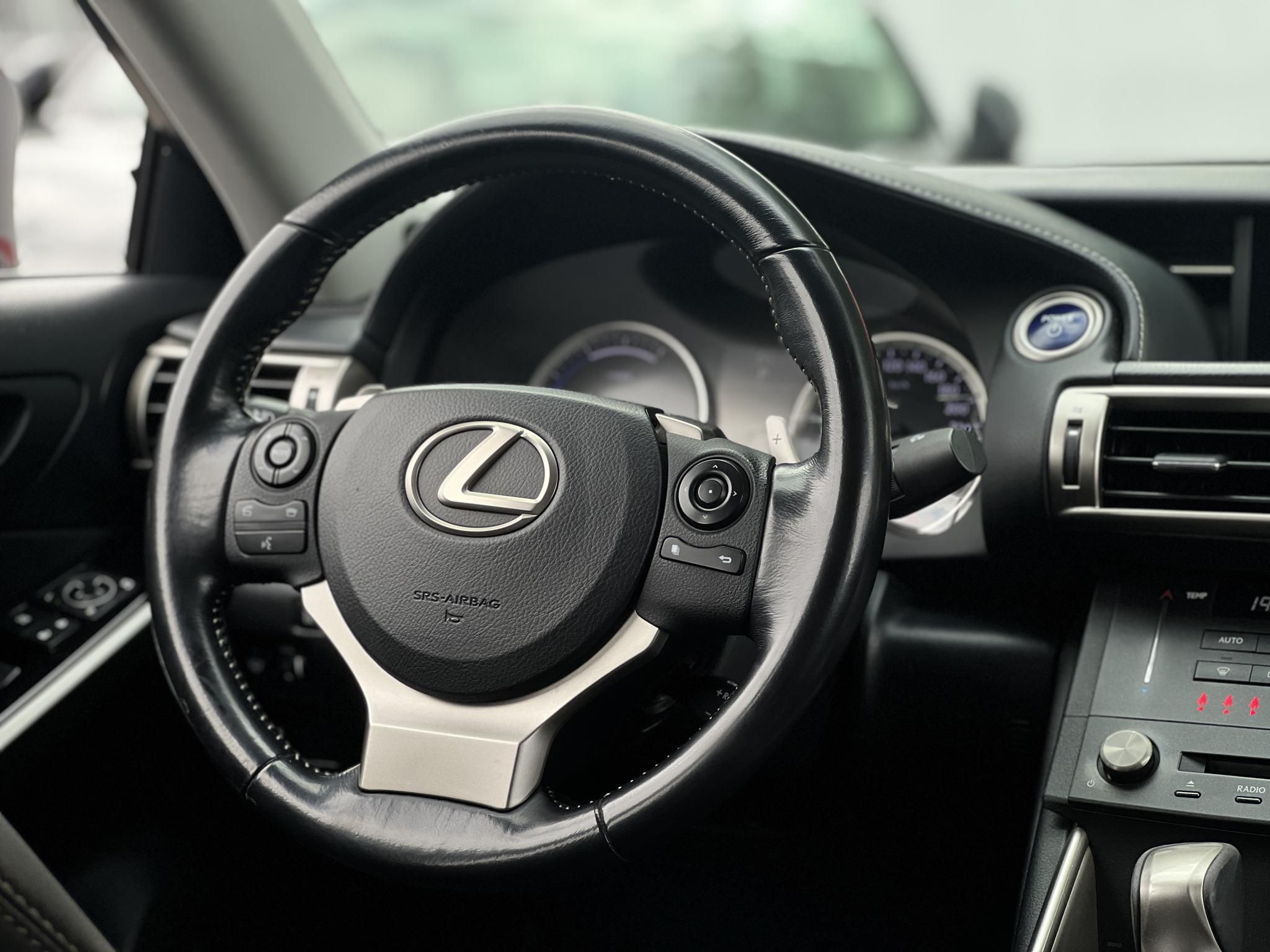 LEXUS IS 300h Comfort Leather&Navigation (Automata) Hybrid garancia Márkaszervizelt. Gyári fényezés. Téli-nyári gumi garnitúra!
