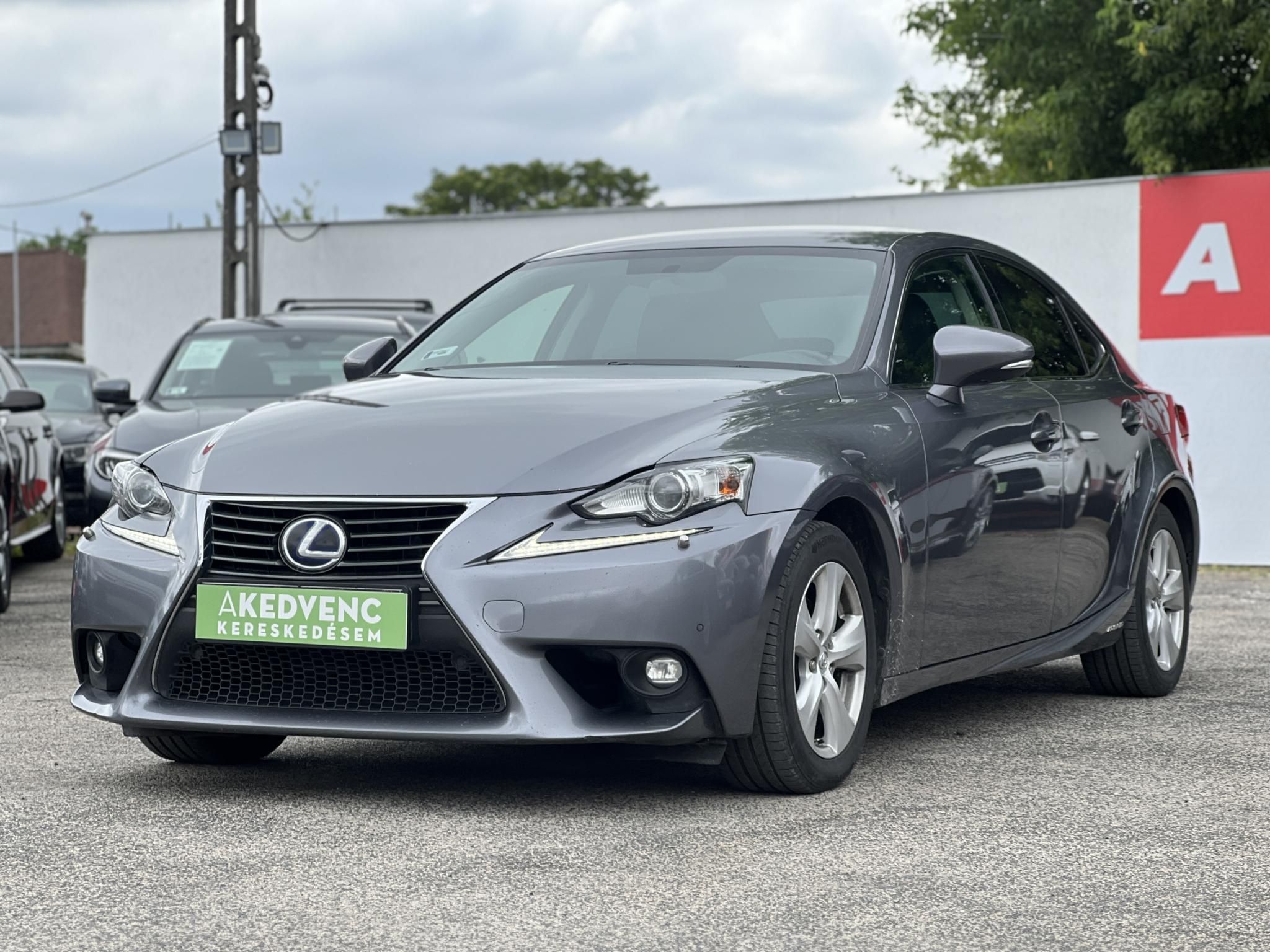 LEXUS IS 300h Comfort Leather&Navigation (Automata) Hybrid garancia Márkaszervizelt. Gyári fényezés. Téli-nyári gumi garnitúra!