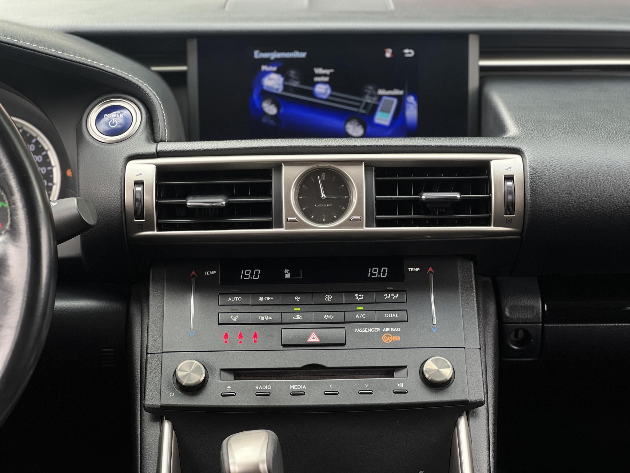 LEXUS IS 300h Comfort Leather&Navigation (Automata) Hybrid garancia Márkaszervizelt. Gyári fényezés. Téli-nyári gumi garnitúra!