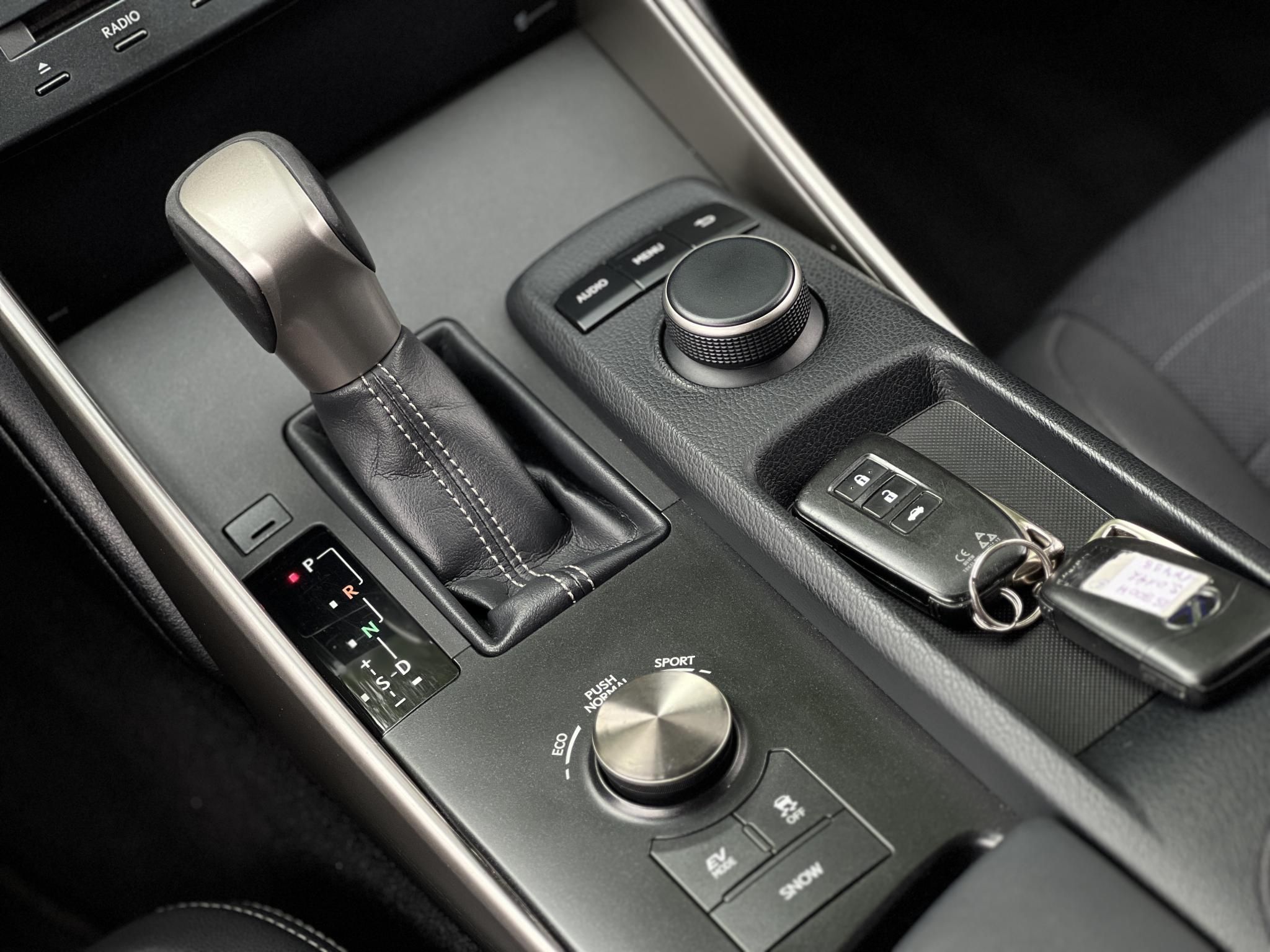 LEXUS IS 300h Comfort Leather&Navigation (Automata) Hybrid garancia Márkaszervizelt. Gyári fényezés. Téli-nyári gumi garnitúra!