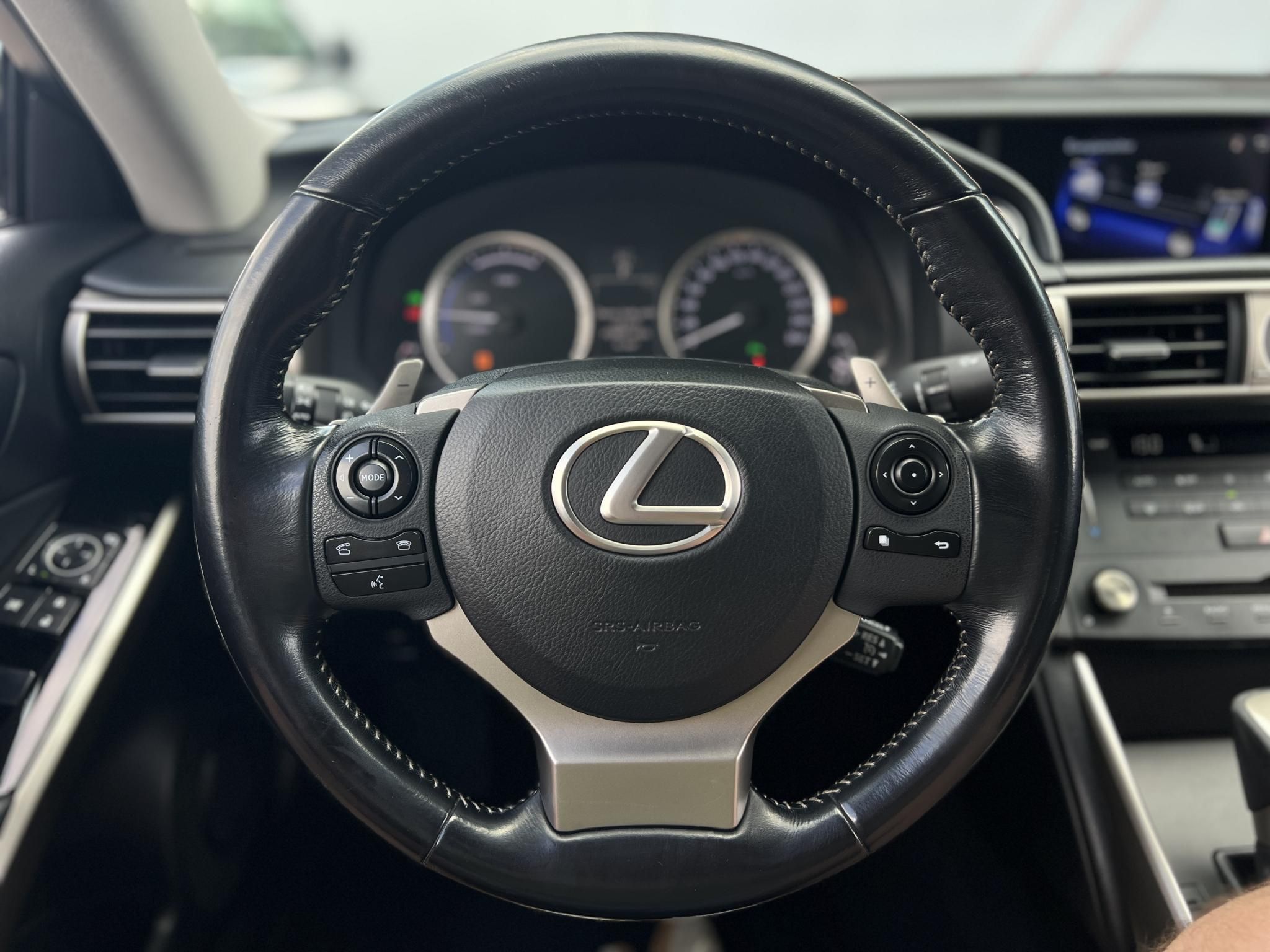 LEXUS IS 300h Comfort Leather&Navigation (Automata) Hybrid garancia Márkaszervizelt. Gyári fényezés. Téli-nyári gumi garnitúra!
