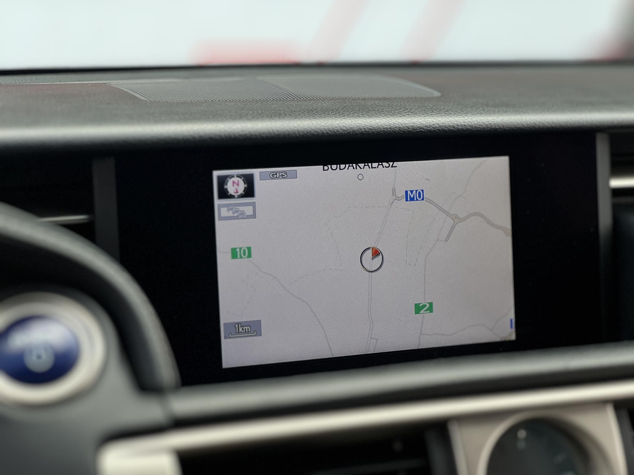 LEXUS IS 300h Comfort Leather&Navigation (Automata) Hybrid garancia Márkaszervizelt. Gyári fényezés. Téli-nyári gumi garnitúra!