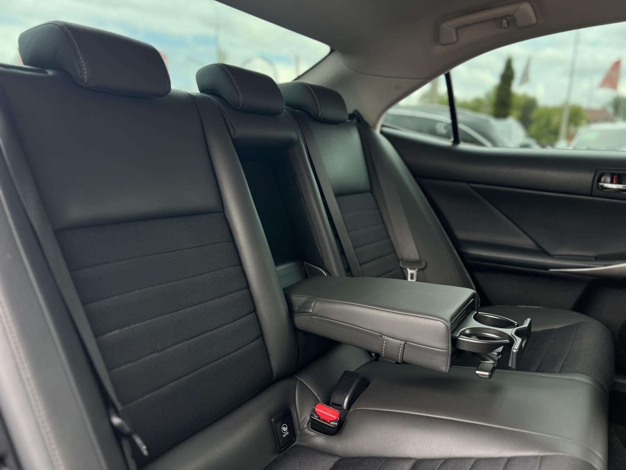 LEXUS IS 300h Comfort Leather&Navigation (Automata) Hybrid garancia Márkaszervizelt. Gyári fényezés. Téli-nyári gumi garnitúra!