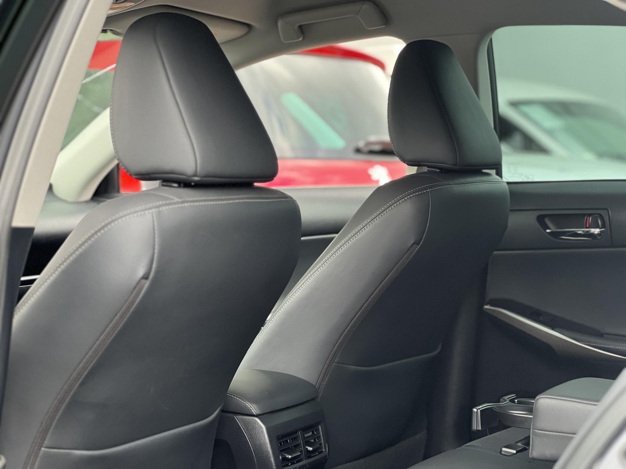 LEXUS IS 300h Comfort Leather&Navigation (Automata) Hybrid garancia Márkaszervizelt. Gyári fényezés. Téli-nyári gumi garnitúra!