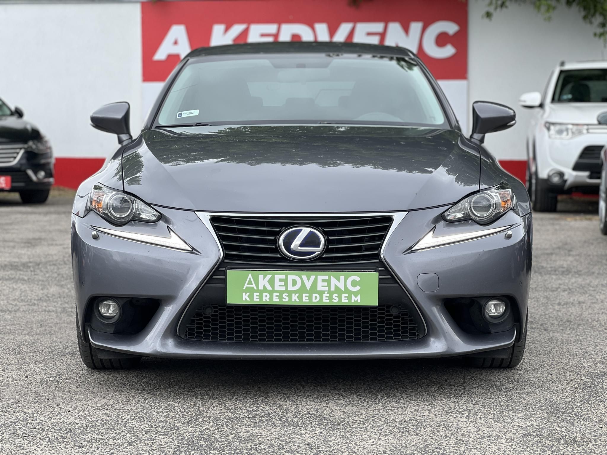 LEXUS IS 300h Comfort Leather&Navigation (Automata) Hybrid garancia Márkaszervizelt. Gyári fényezés. Téli-nyári gumi garnitúra!