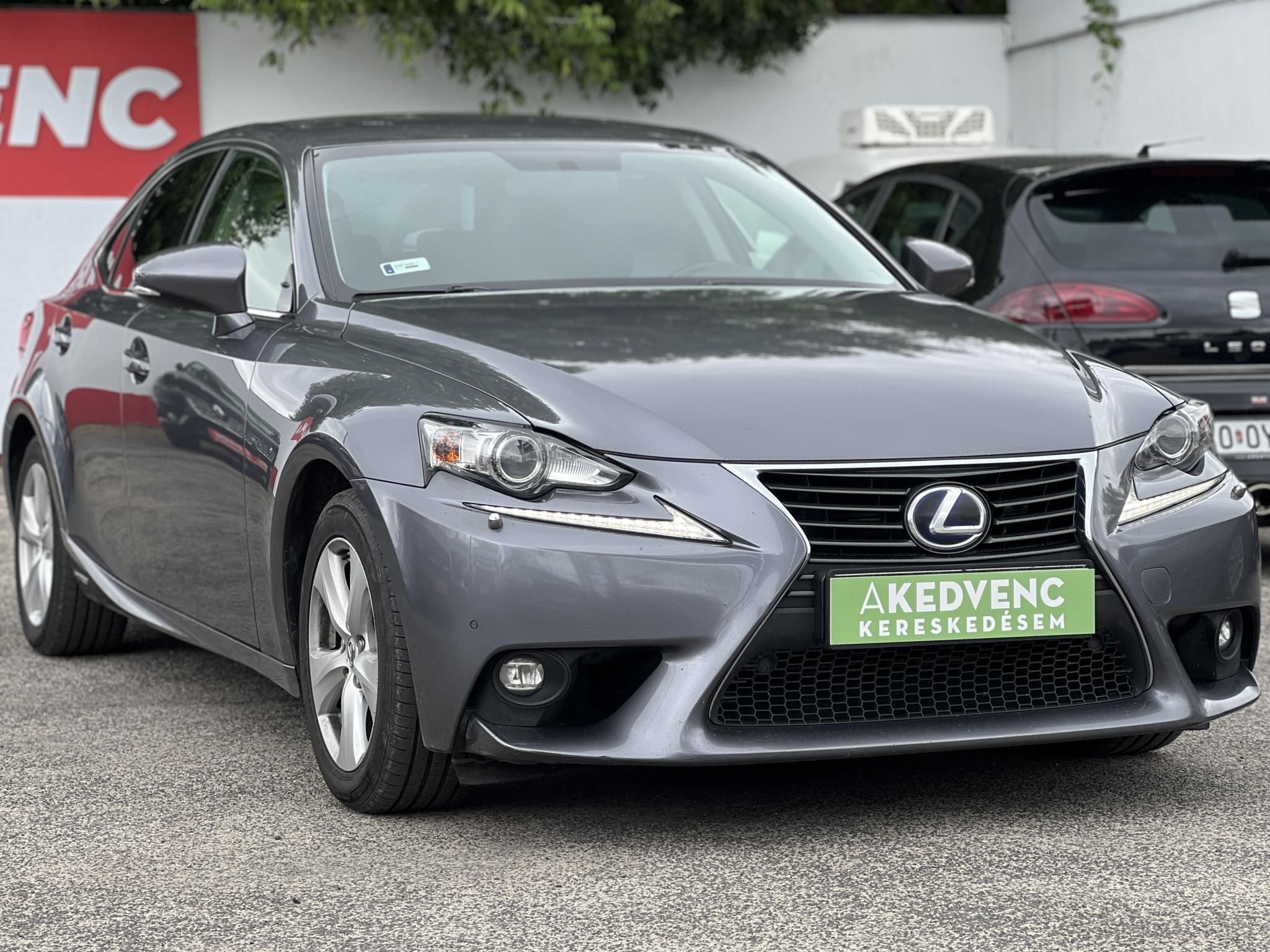LEXUS IS 300h Comfort Leather&Navigation (Automata) Hybrid garancia Márkaszervizelt. Gyári fényezés. Téli-nyári gumi garnitúra!