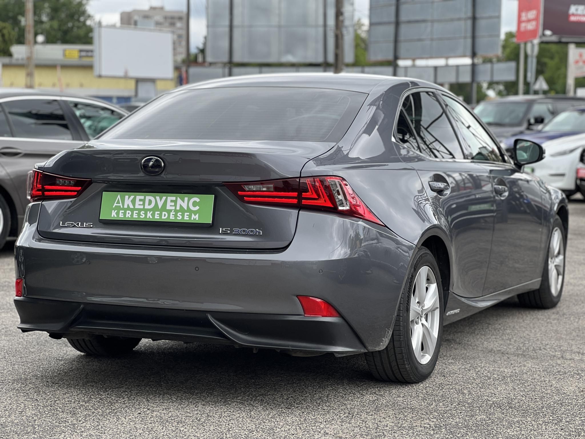 LEXUS IS 300h Comfort Leather&Navigation (Automata) Hybrid garancia Márkaszervizelt. Gyári fényezés. Téli-nyári gumi garnitúra!