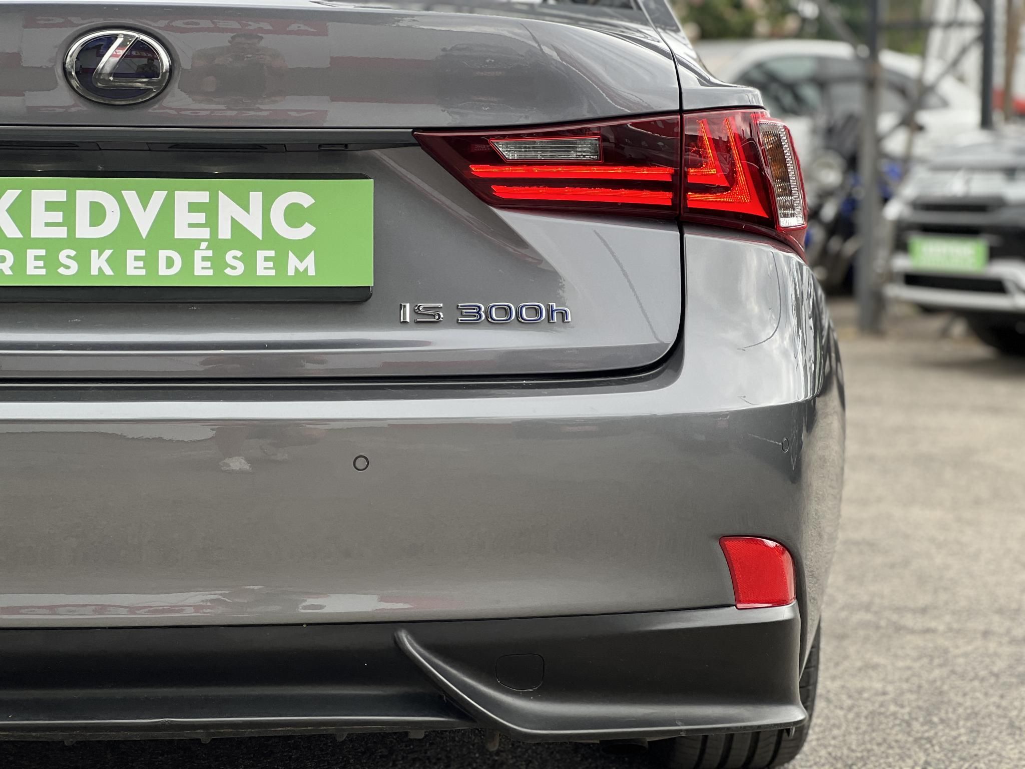 LEXUS IS 300h Comfort Leather&Navigation (Automata) Hybrid garancia Márkaszervizelt. Gyári fényezés. Téli-nyári gumi garnitúra!