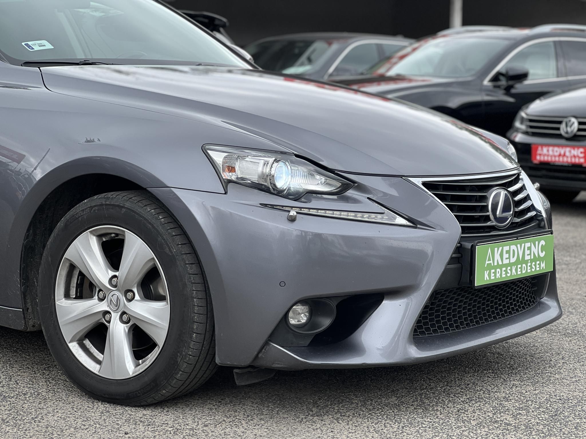 LEXUS IS 300h Comfort Leather&Navigation (Automata) Hybrid garancia Márkaszervizelt. Gyári fényezés. Téli-nyári gumi garnitúra!