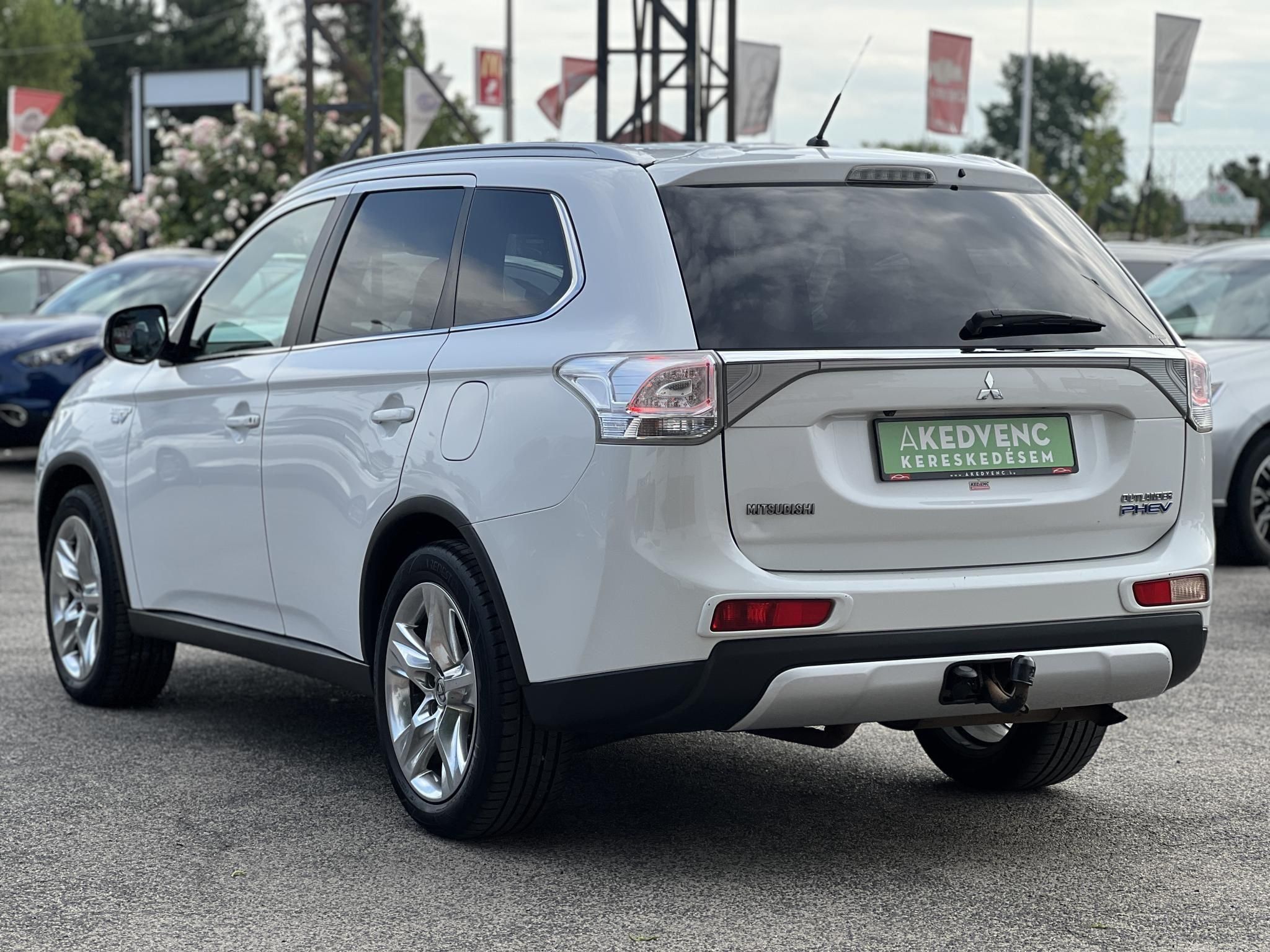 MITSUBISHI OUTLANDER 2.0 PHEV Instyle Navi 4WD CVT