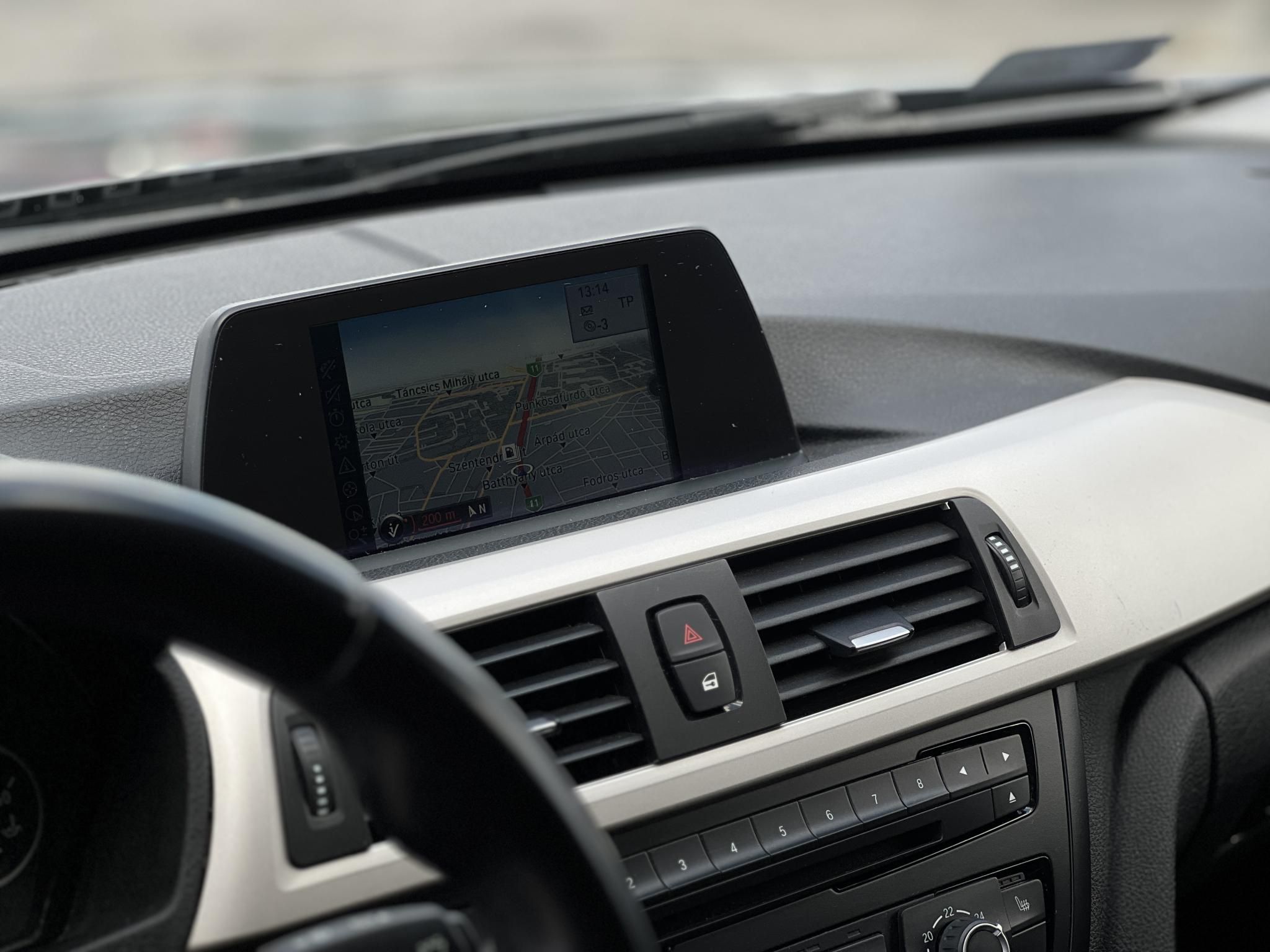 BMW 318d 156e km. ülésfűtés. navigáció. bluetooth. tolatóradar. keyless. 2 gyári kulcs!