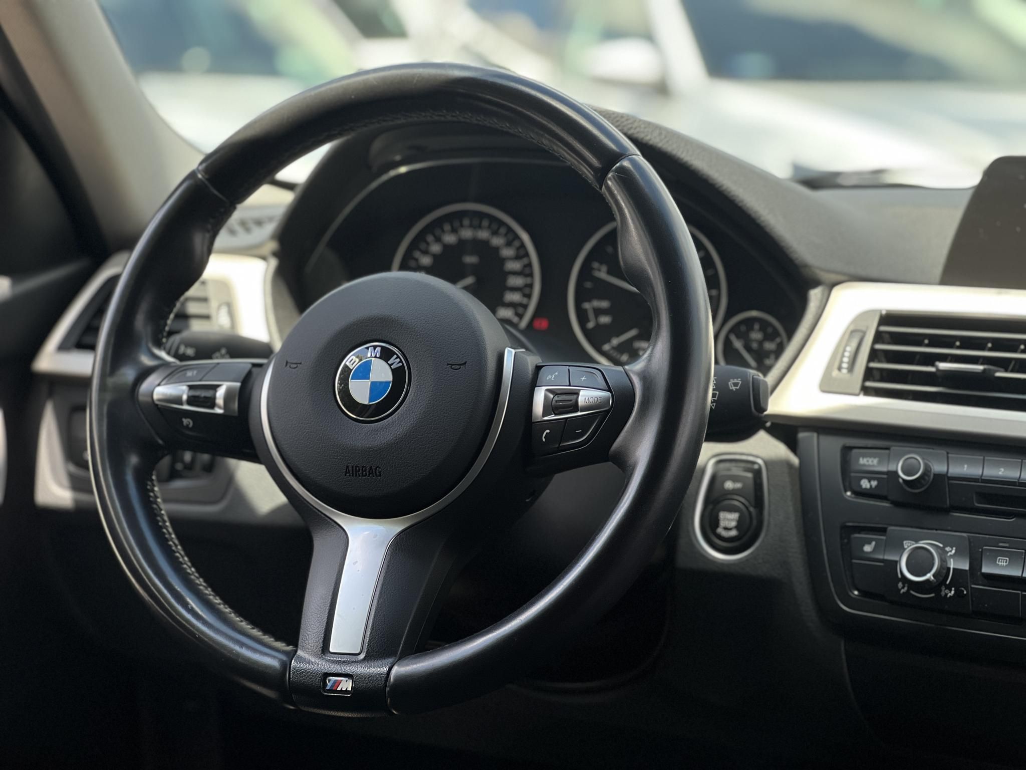 BMW 318d 156e km. ülésfűtés. navigáció. bluetooth. tolatóradar. keyless. 2 gyári kulcs!