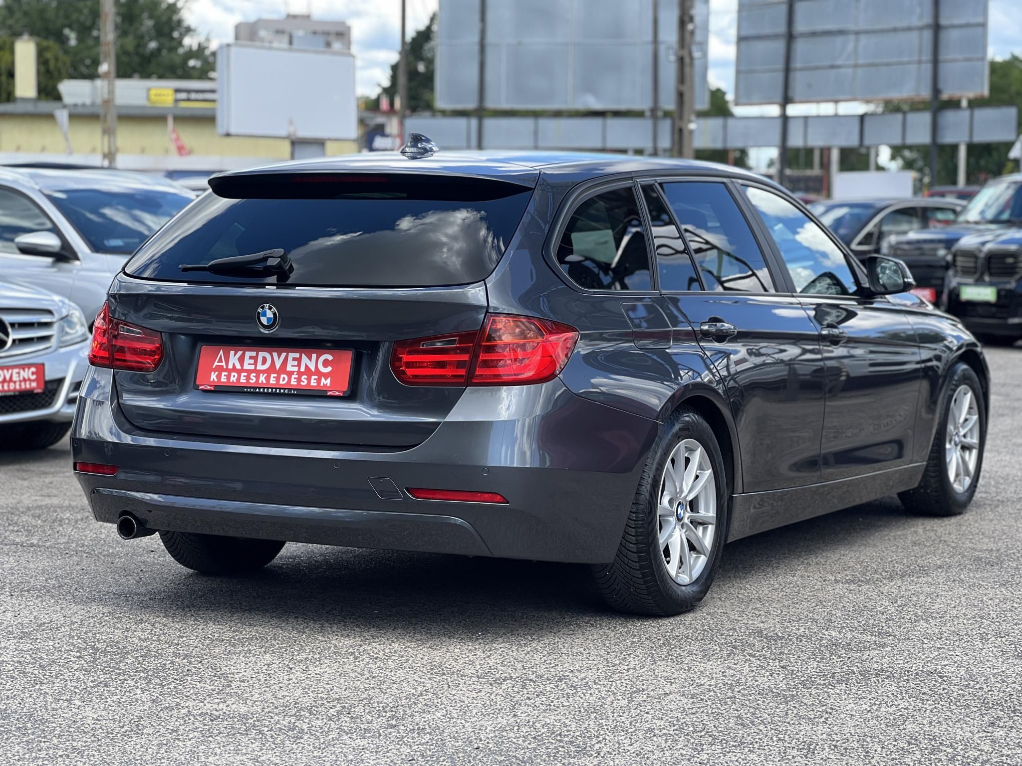 BMW 318d 156e km. ülésfűtés. navigáció. bluetooth. tolatóradar. keyless. 2 gyári kulcs!