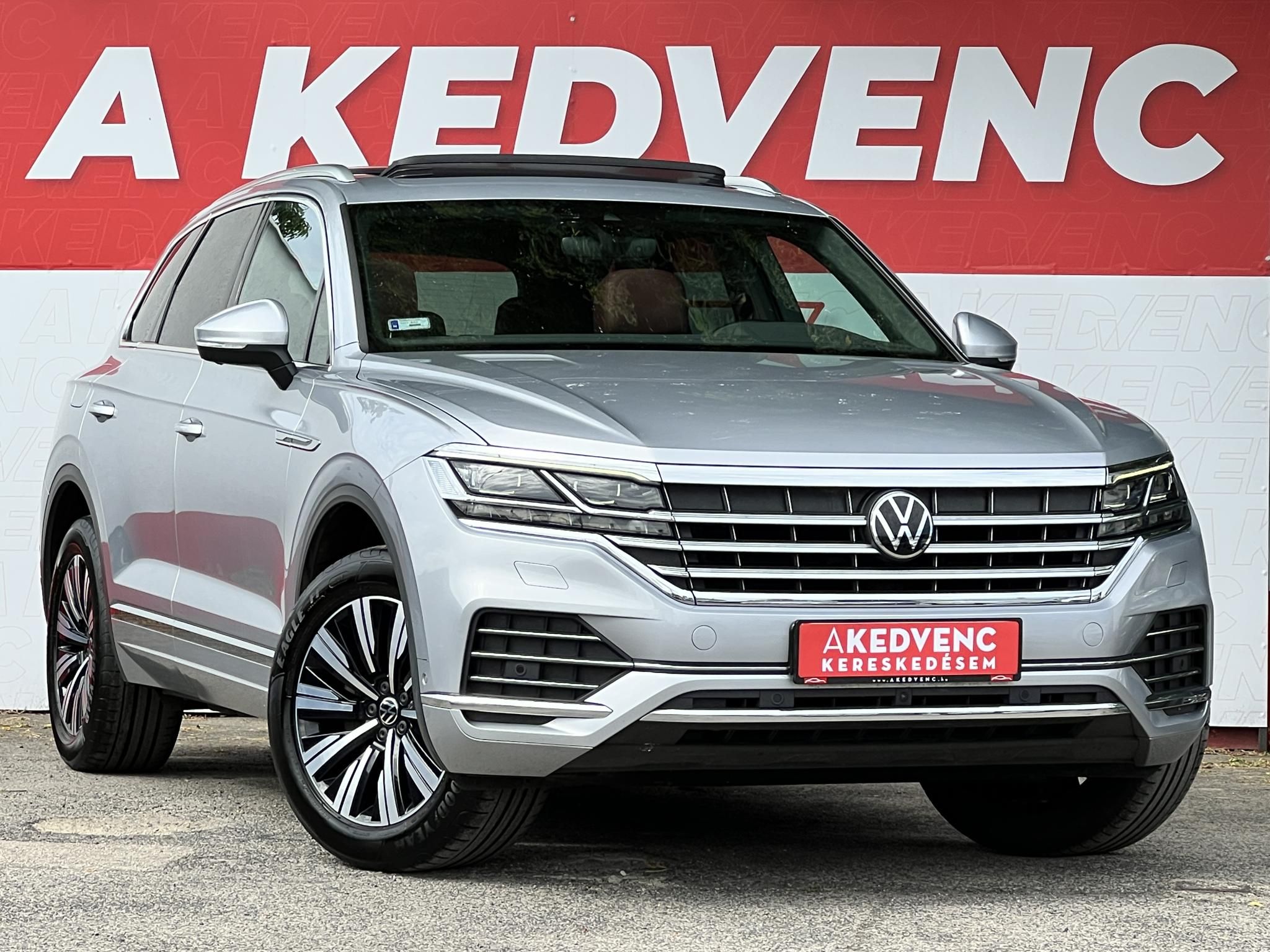 VOLKSWAGEN TOUAREG 3.0 V6 TDI Atmosphere Tiptronic ic 135e km. M.o.-i. magasan felszerelt. márkaszervizelt előélet!