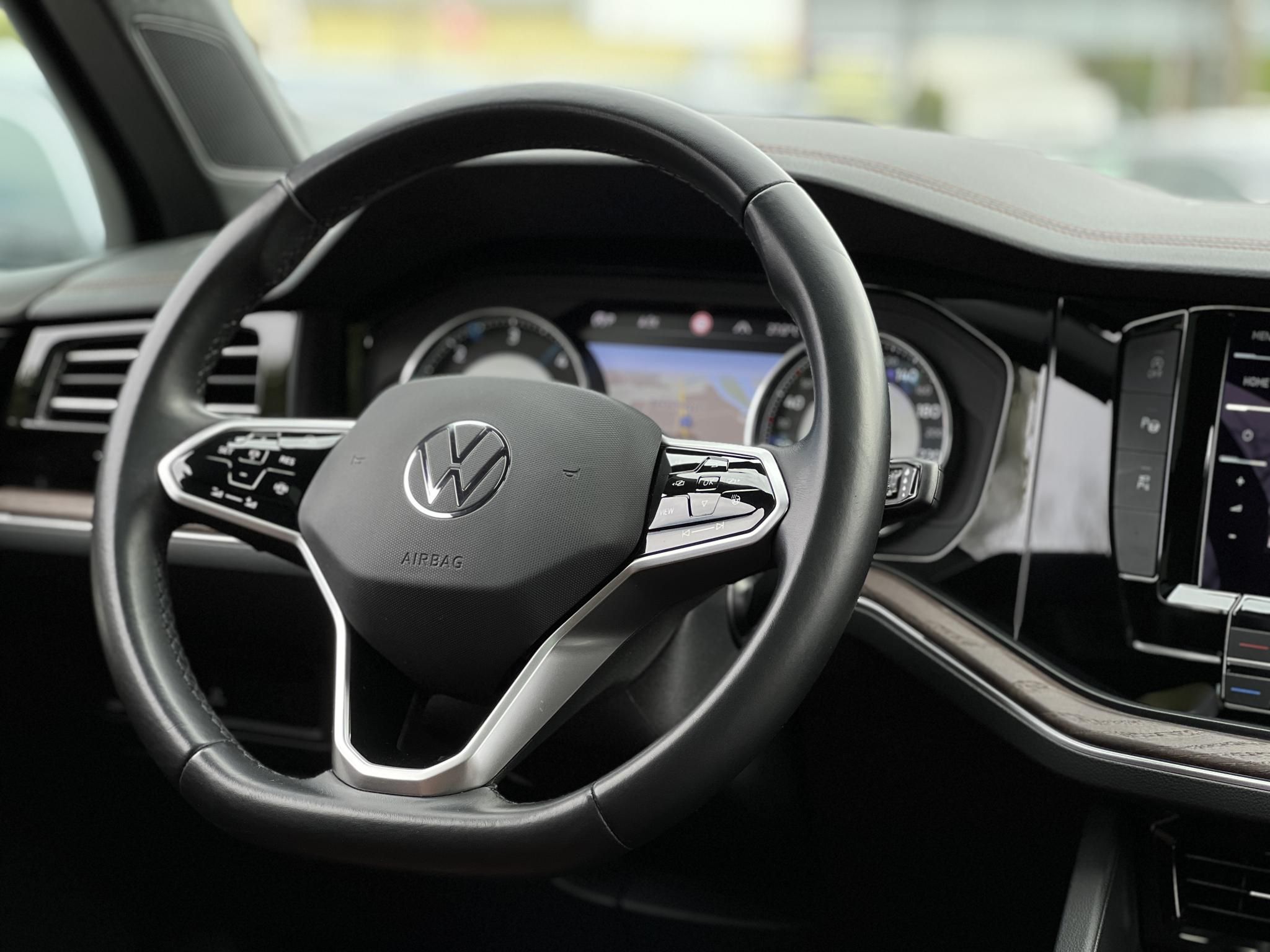 VOLKSWAGEN TOUAREG 3.0 V6 TDI Atmosphere Tiptronic ic 135e km. M.o.-i. magasan felszerelt. márkaszervizelt előélet!