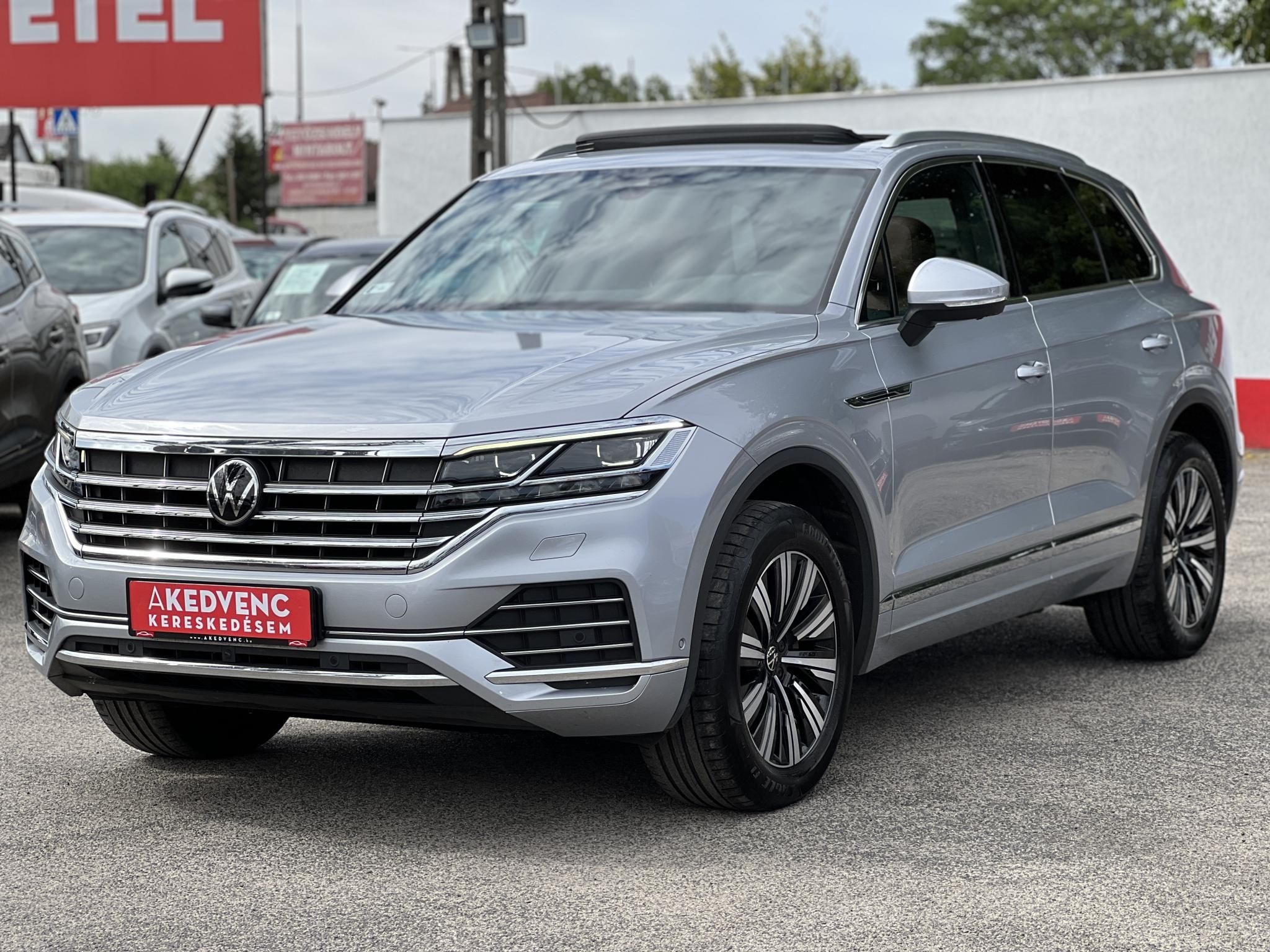 VOLKSWAGEN TOUAREG 3.0 V6 TDI Atmosphere Tiptronic ic 135e km. M.o.-i. magasan felszerelt. márkaszervizelt előélet!