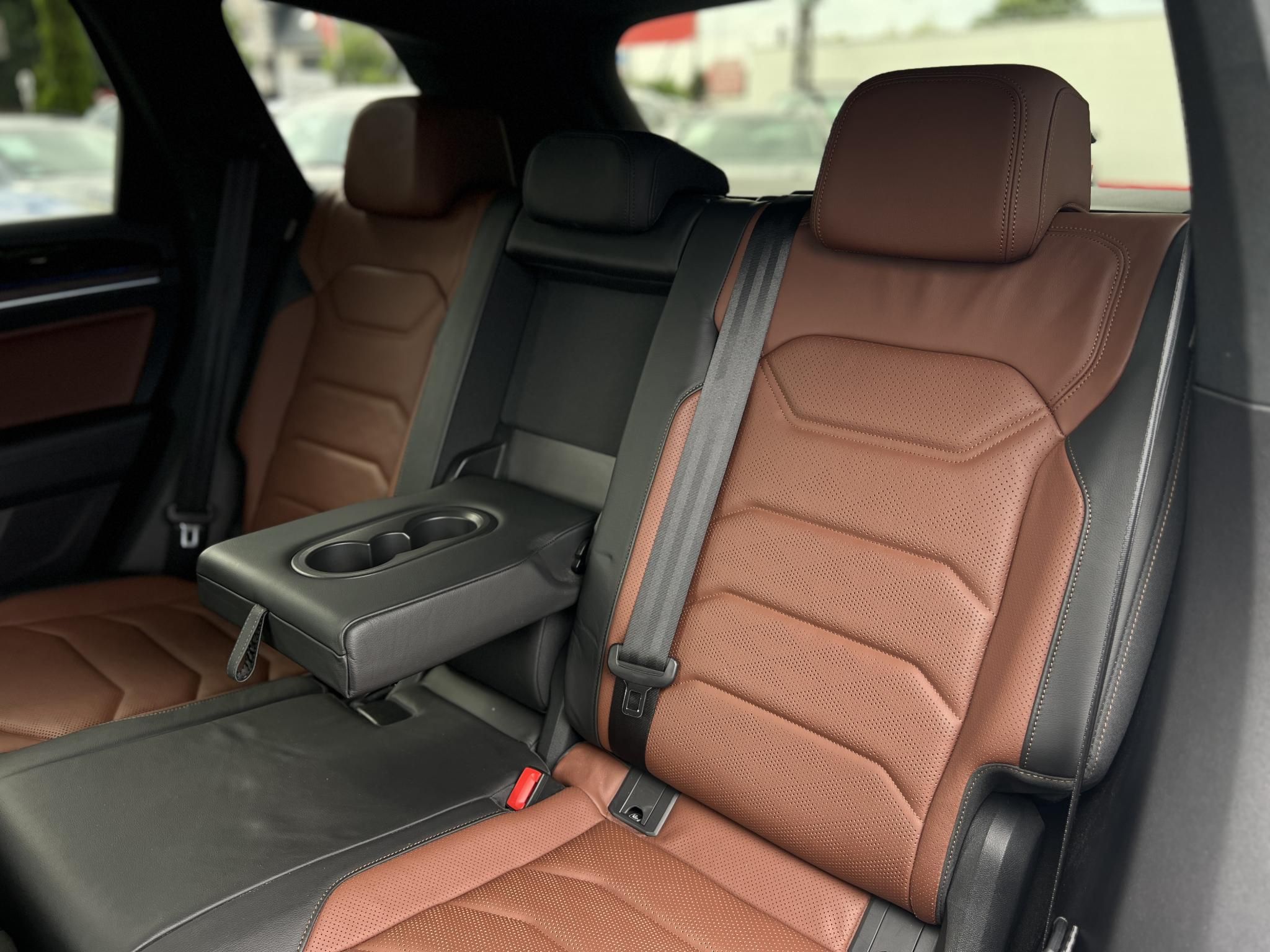 VOLKSWAGEN TOUAREG 3.0 V6 TDI Atmosphere Tiptronic ic 135e km. M.o.-i. magasan felszerelt. márkaszervizelt előélet!