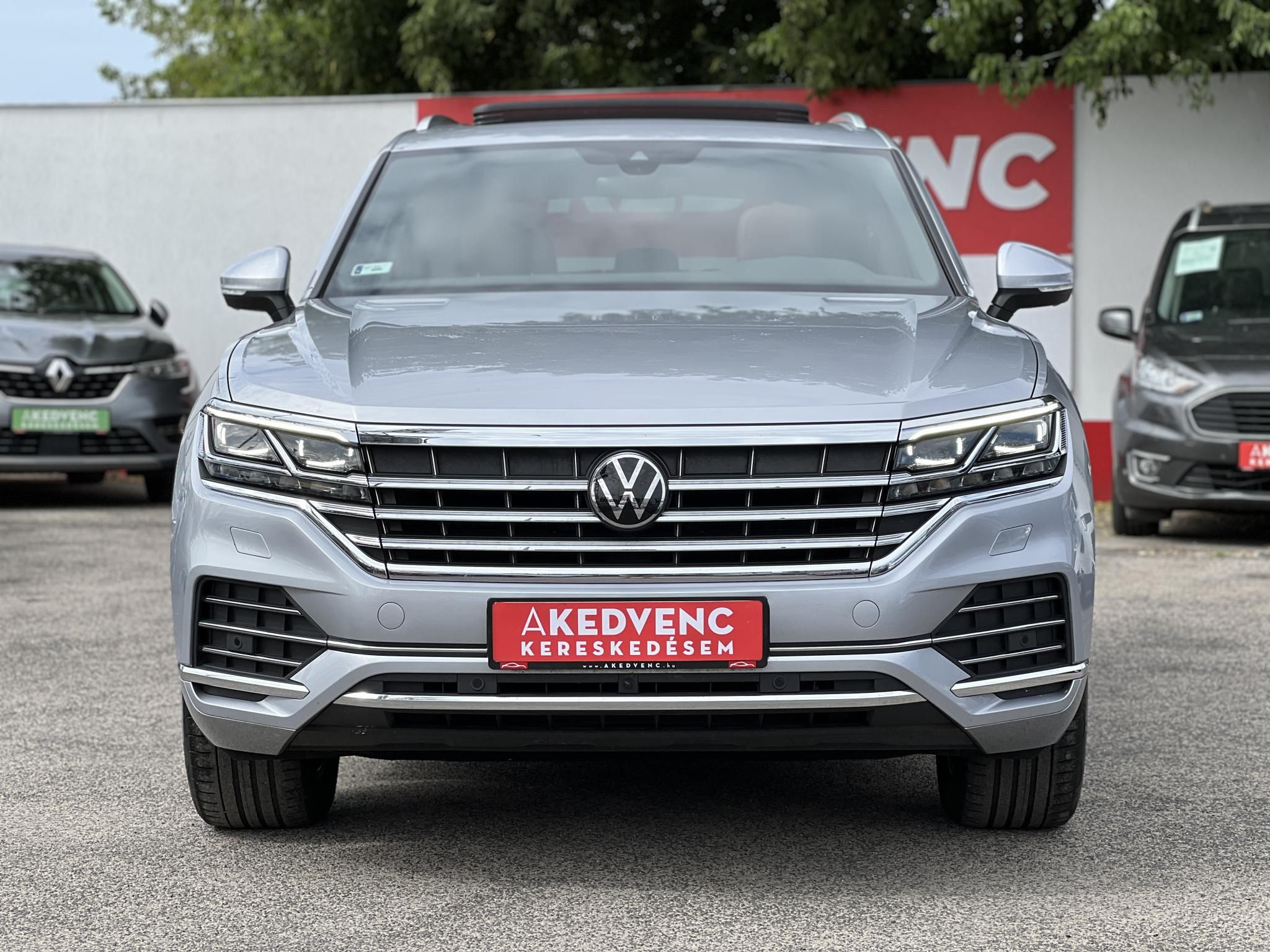 VOLKSWAGEN TOUAREG 3.0 V6 TDI Atmosphere Tiptronic ic 135e km. M.o.-i. magasan felszerelt. márkaszervizelt előélet!