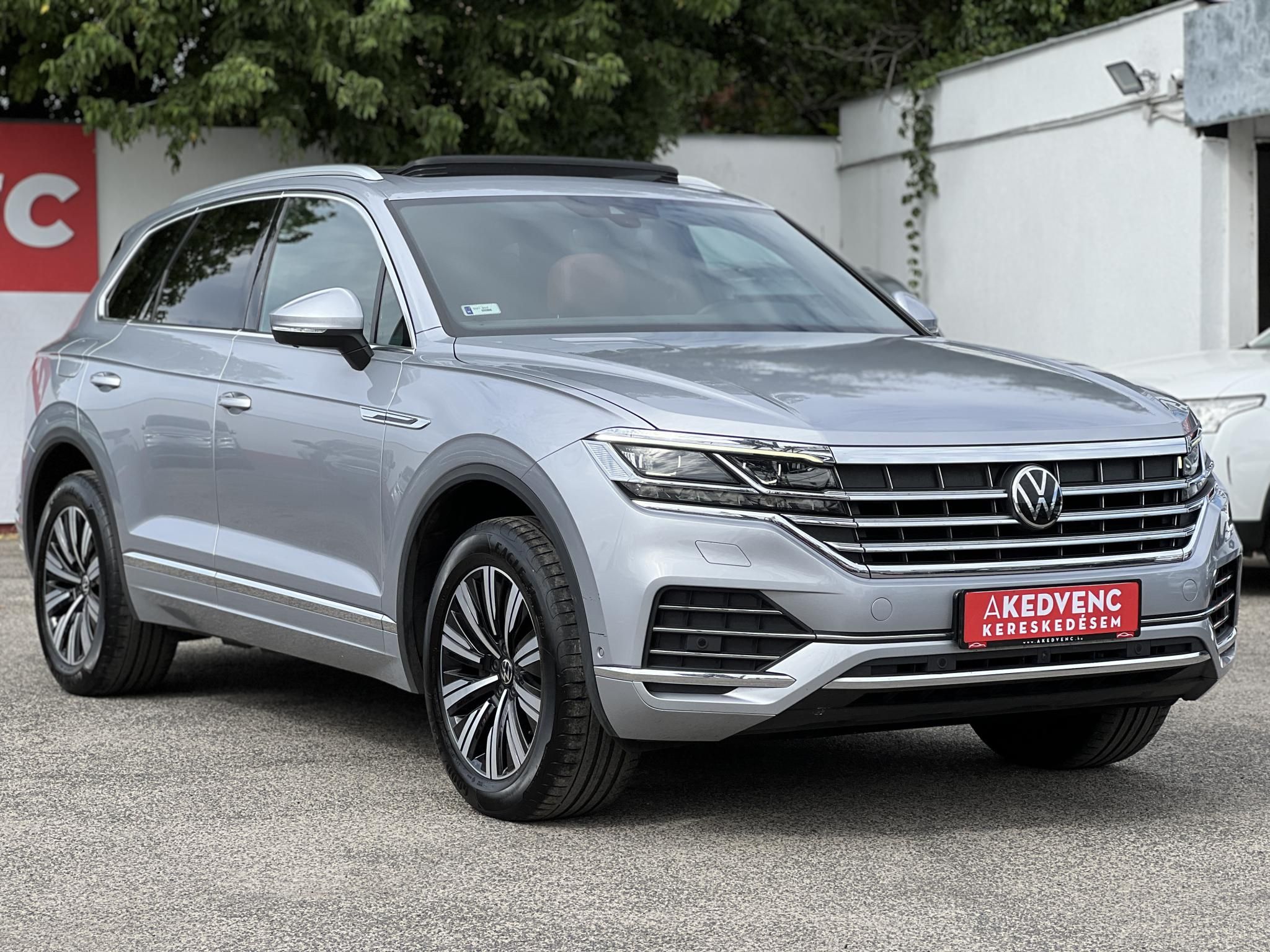 VOLKSWAGEN TOUAREG 3.0 V6 TDI Atmosphere Tiptronic ic 135e km. M.o.-i. magasan felszerelt. márkaszervizelt előélet!