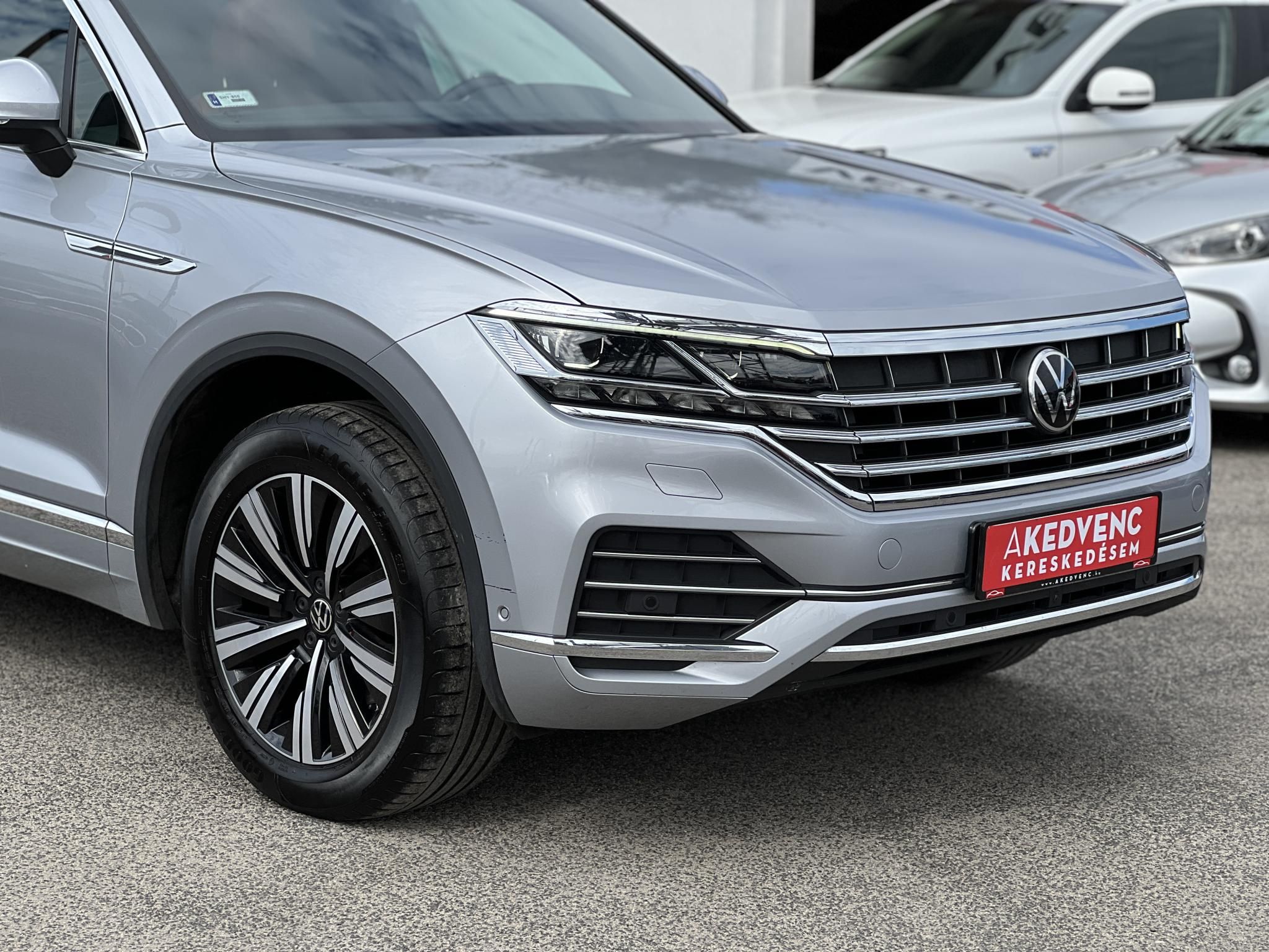 VOLKSWAGEN TOUAREG 3.0 V6 TDI Atmosphere Tiptronic ic 135e km. M.o.-i. magasan felszerelt. márkaszervizelt előélet!
