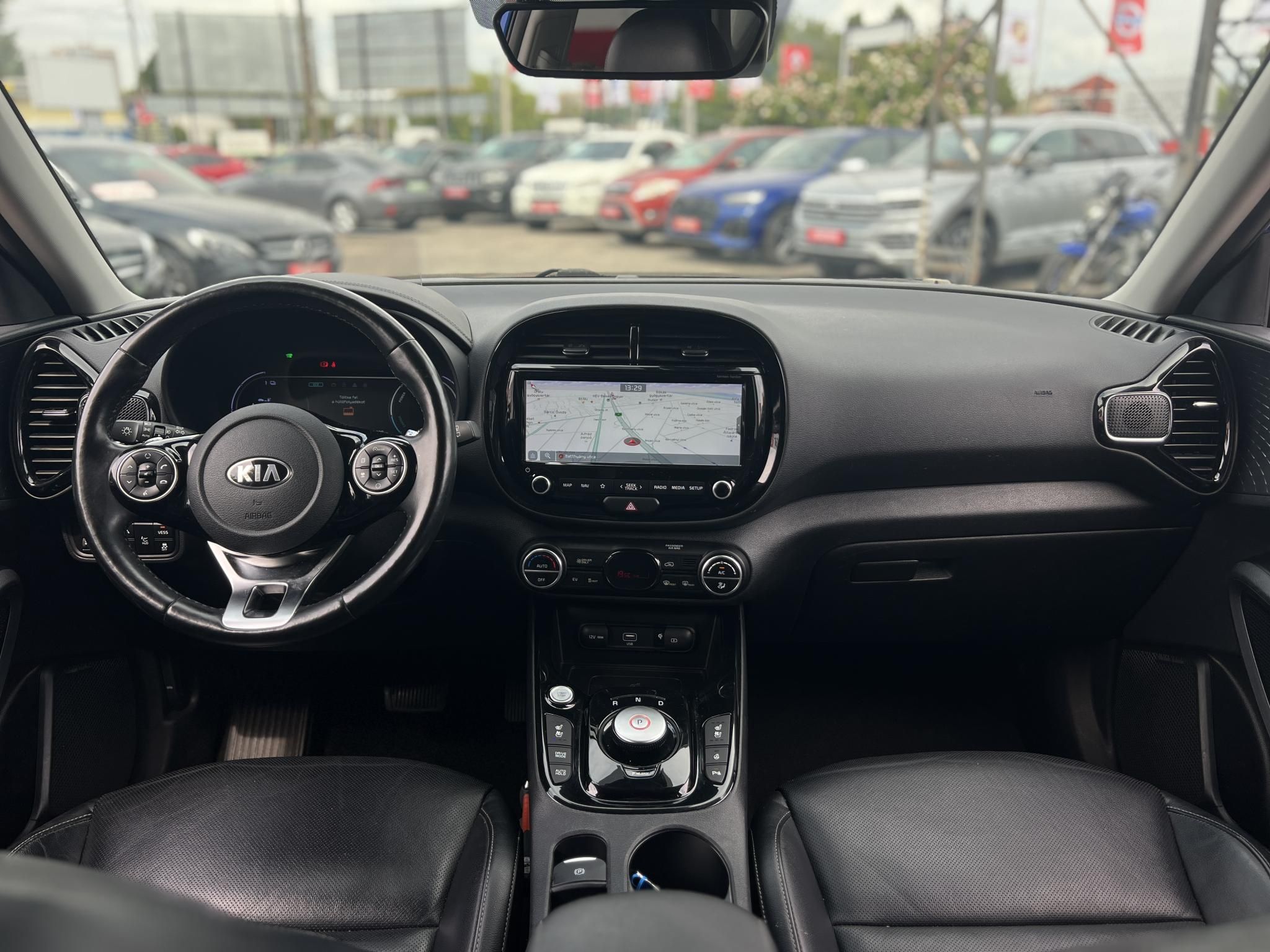 KIA SOUL EV 64kWh Gold 114e km. magas felszereltség. head-up. üléshűtés. carplay. 400+km hatótáv!