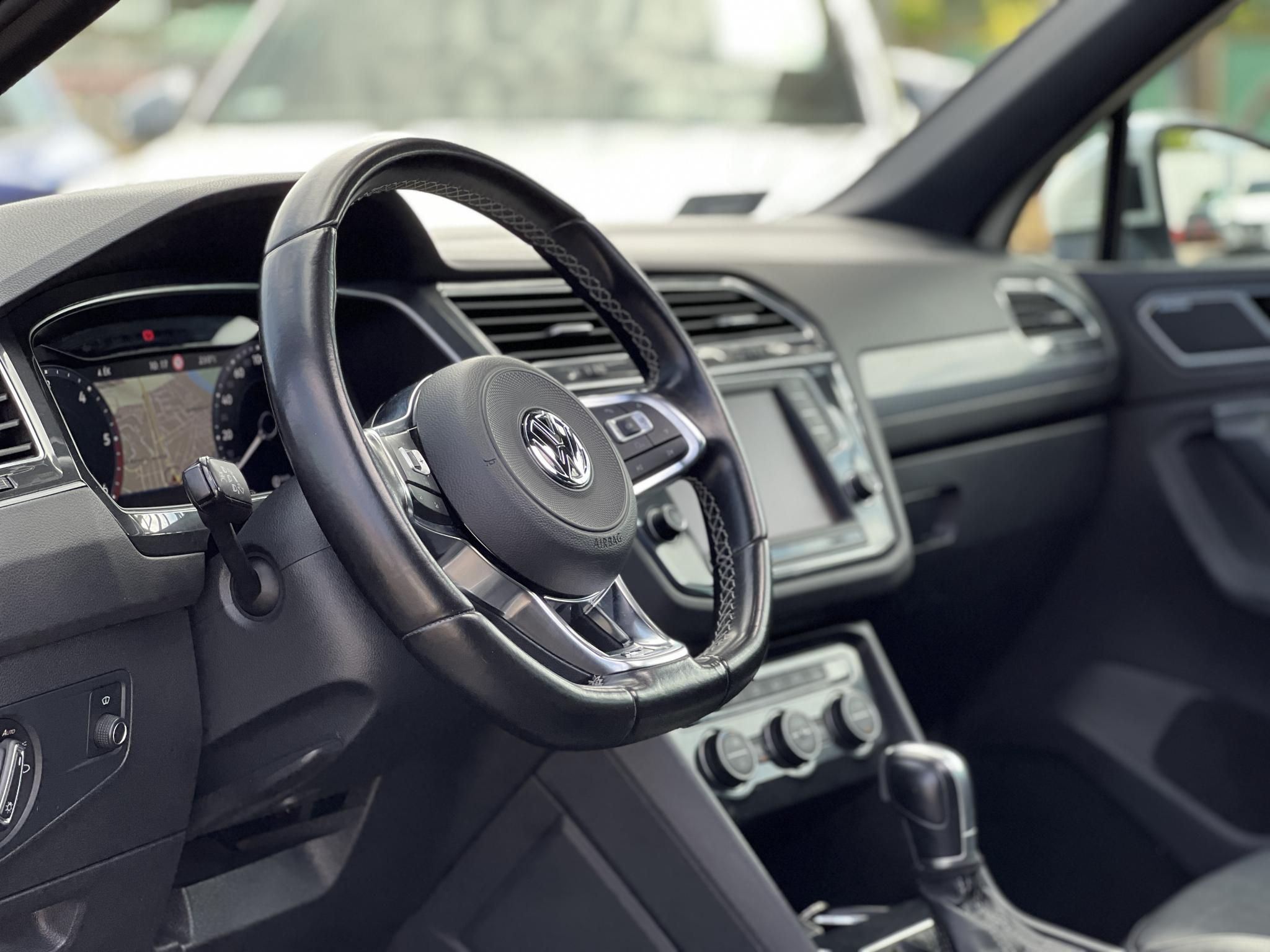 VOLKSWAGEN TIGUAN 2.0 TDI BMT SCR Highline 4Motion DSG R-line. dynaudio. panoráma tető. virtual cockpit. vezetett szervizkönyv!