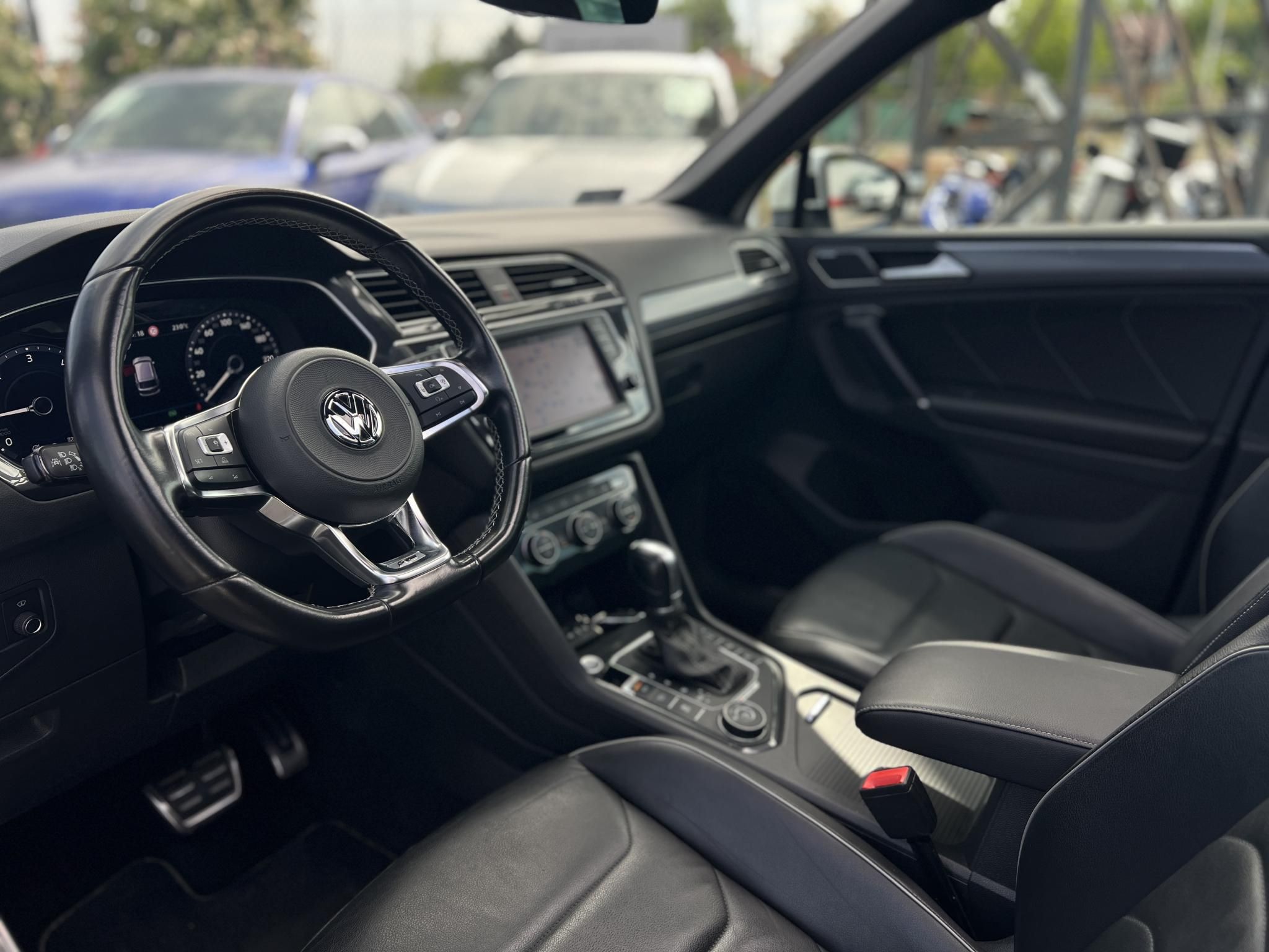 VOLKSWAGEN TIGUAN 2.0 TDI BMT SCR Highline 4Motion DSG R-line. dynaudio. panoráma tető. virtual cockpit. vezetett szervizkönyv!