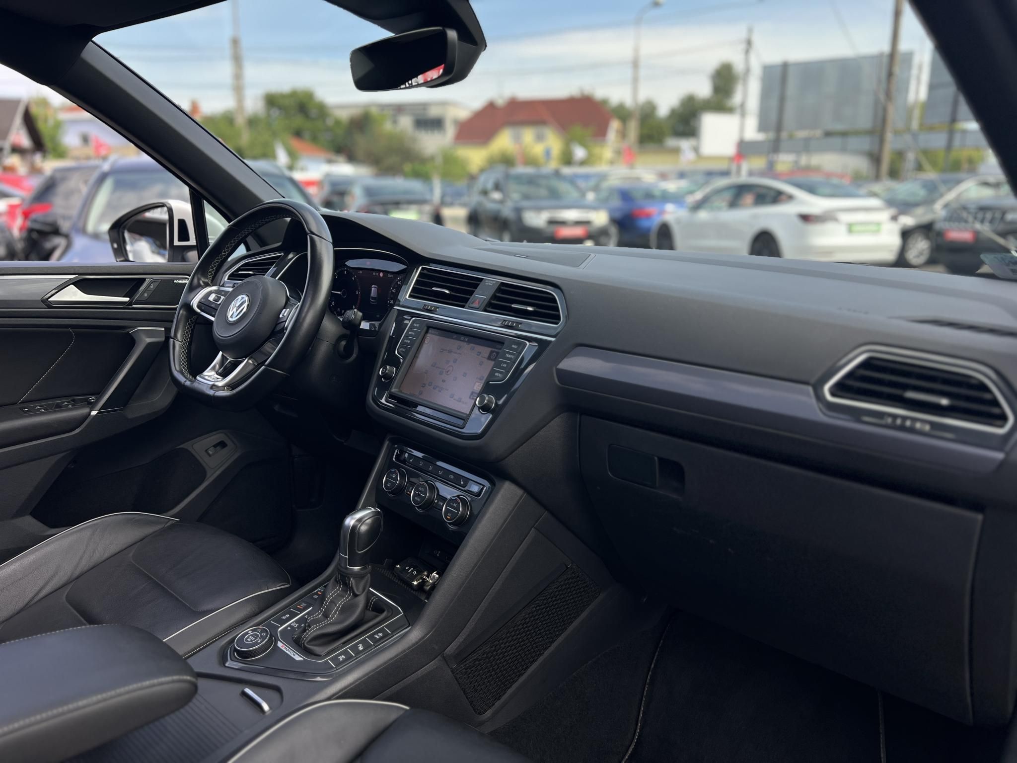 VOLKSWAGEN TIGUAN 2.0 TDI BMT SCR Highline 4Motion DSG R-line. dynaudio. panoráma tető. virtual cockpit. vezetett szervizkönyv!