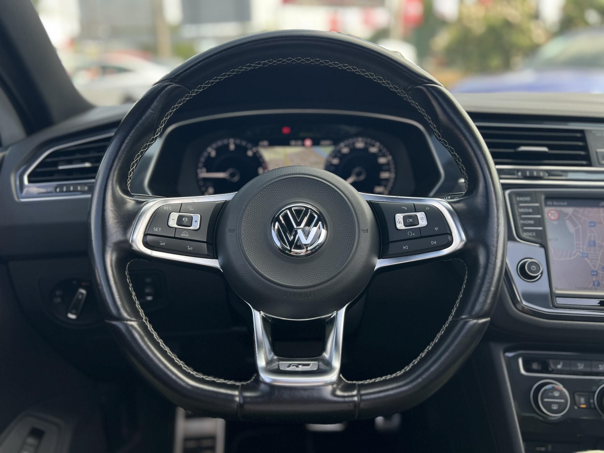 VOLKSWAGEN TIGUAN 2.0 TDI BMT SCR Highline 4Motion DSG R-line. dynaudio. panoráma tető. virtual cockpit. vezetett szervizkönyv!
