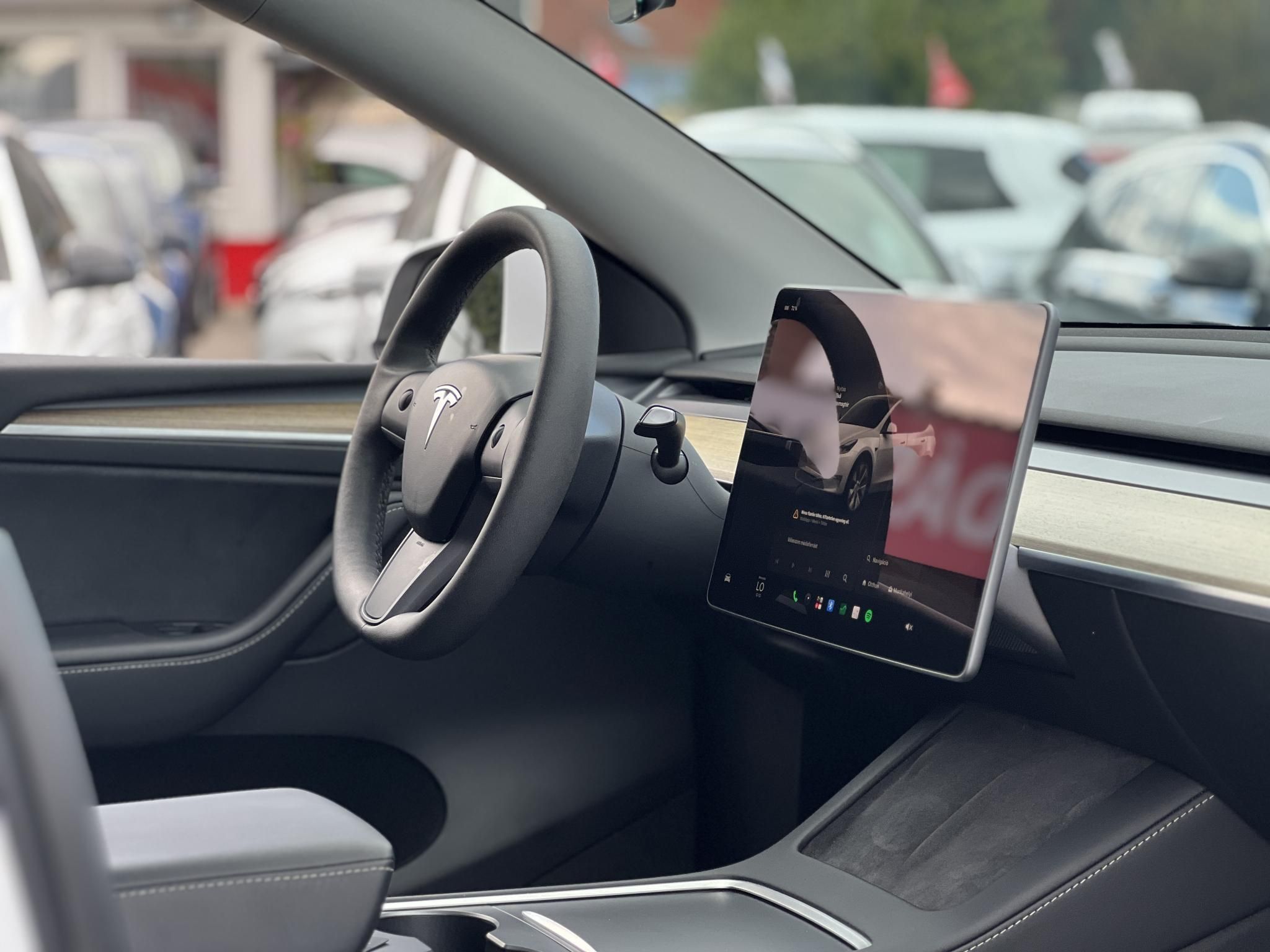 TESLA MODEL Y RWD (Automata) 87e km. LFP akku. Ryzen processzor. 2031-ig garanciális. téli-nyári kerékszett!