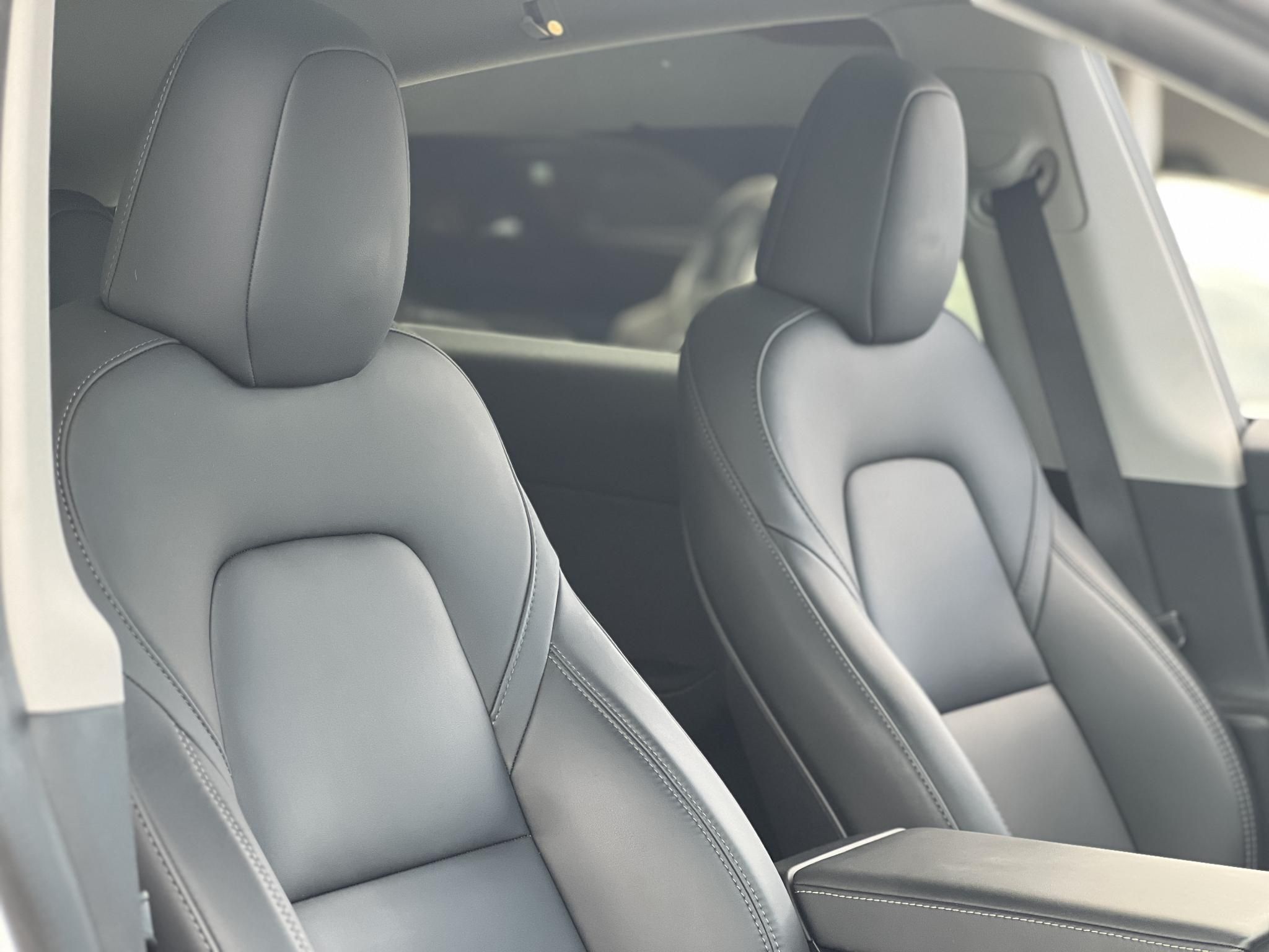 TESLA MODEL Y RWD (Automata) 87e km. LFP akku. Ryzen processzor. 2031-ig garanciális. téli-nyári kerékszett!
