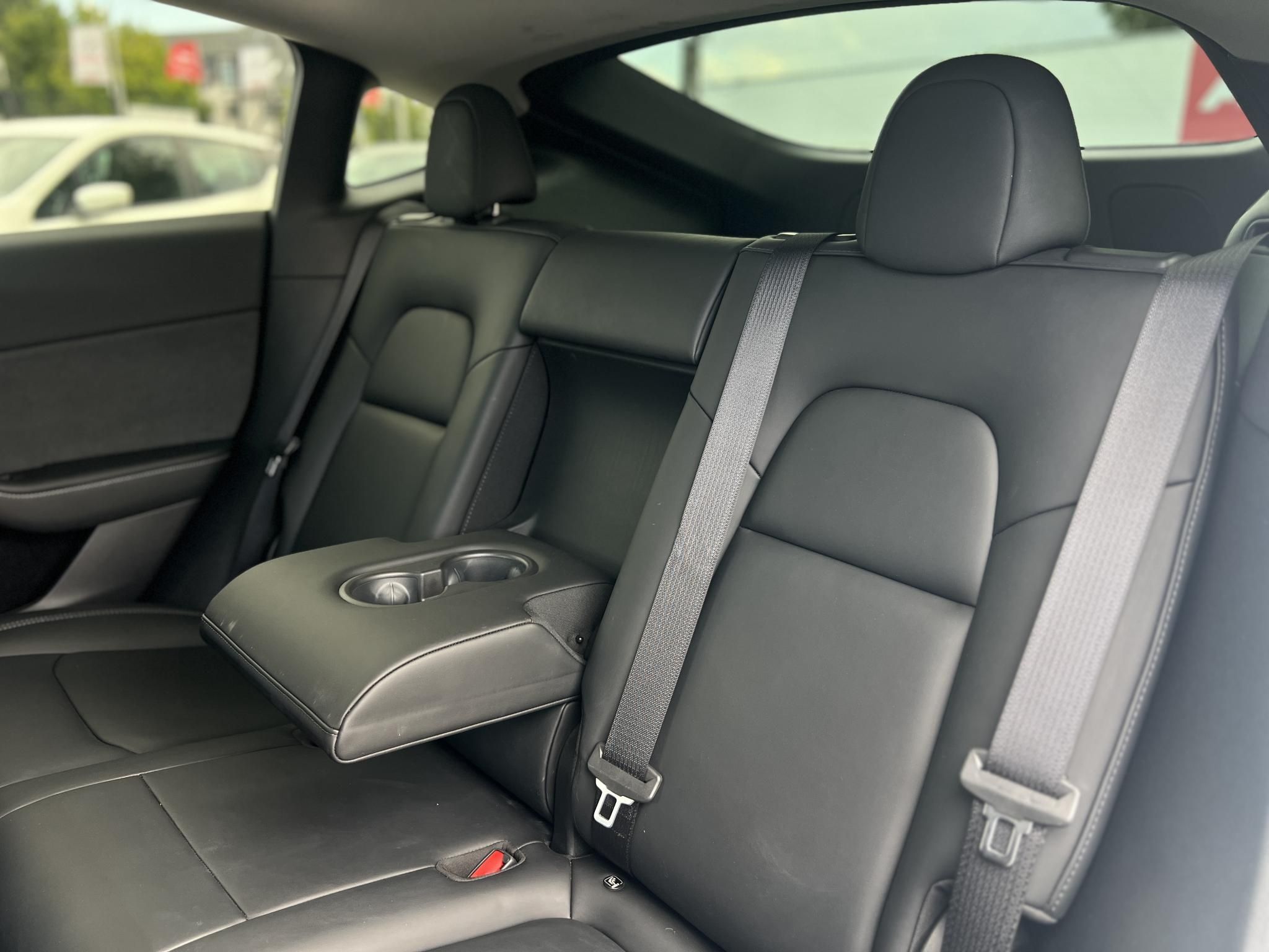 TESLA MODEL Y RWD (Automata) 87e km. LFP akku. Ryzen processzor. 2031-ig garanciális. téli-nyári kerékszett!