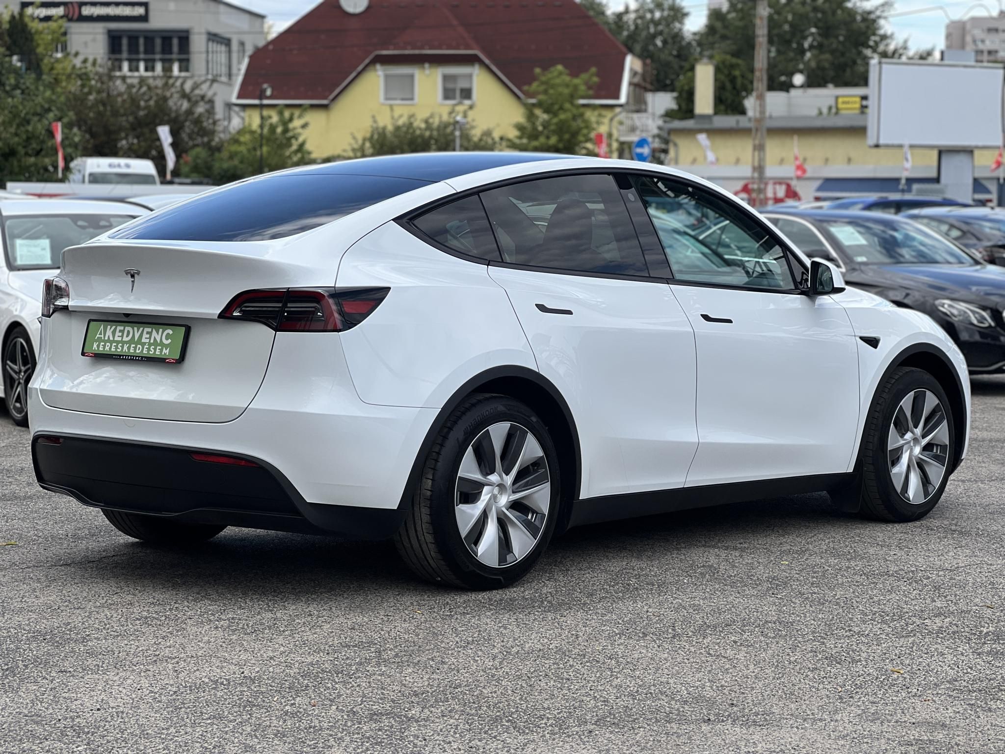 TESLA MODEL Y RWD (Automata) 87e km. LFP akku. Ryzen processzor. 2031-ig garanciális. téli-nyári kerékszett!