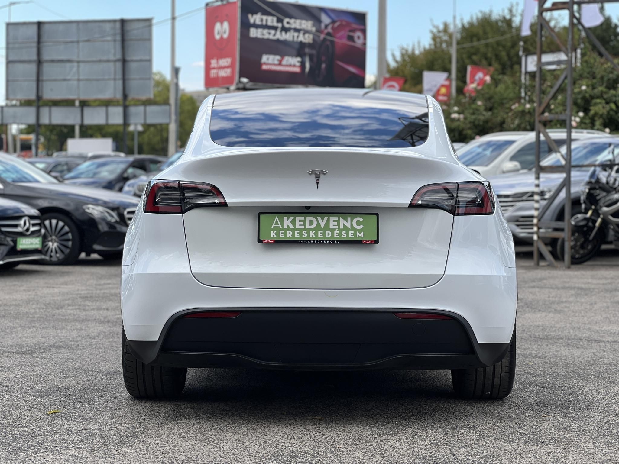 TESLA MODEL Y RWD (Automata) 87e km. LFP akku. Ryzen processzor. 2031-ig garanciális. téli-nyári kerékszett!