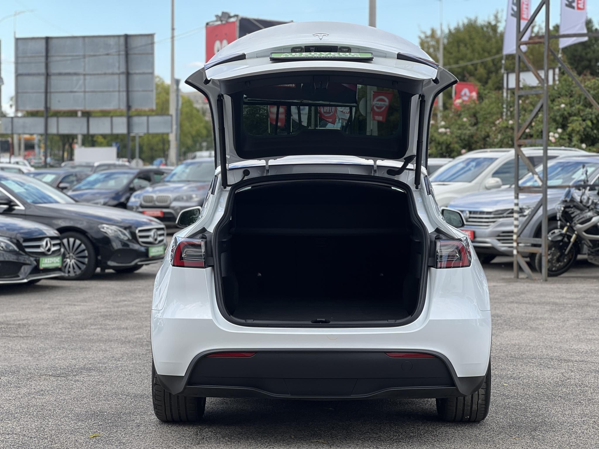 TESLA MODEL Y RWD (Automata) 87e km. LFP akku. Ryzen processzor. 2031-ig garanciális. téli-nyári kerékszett!