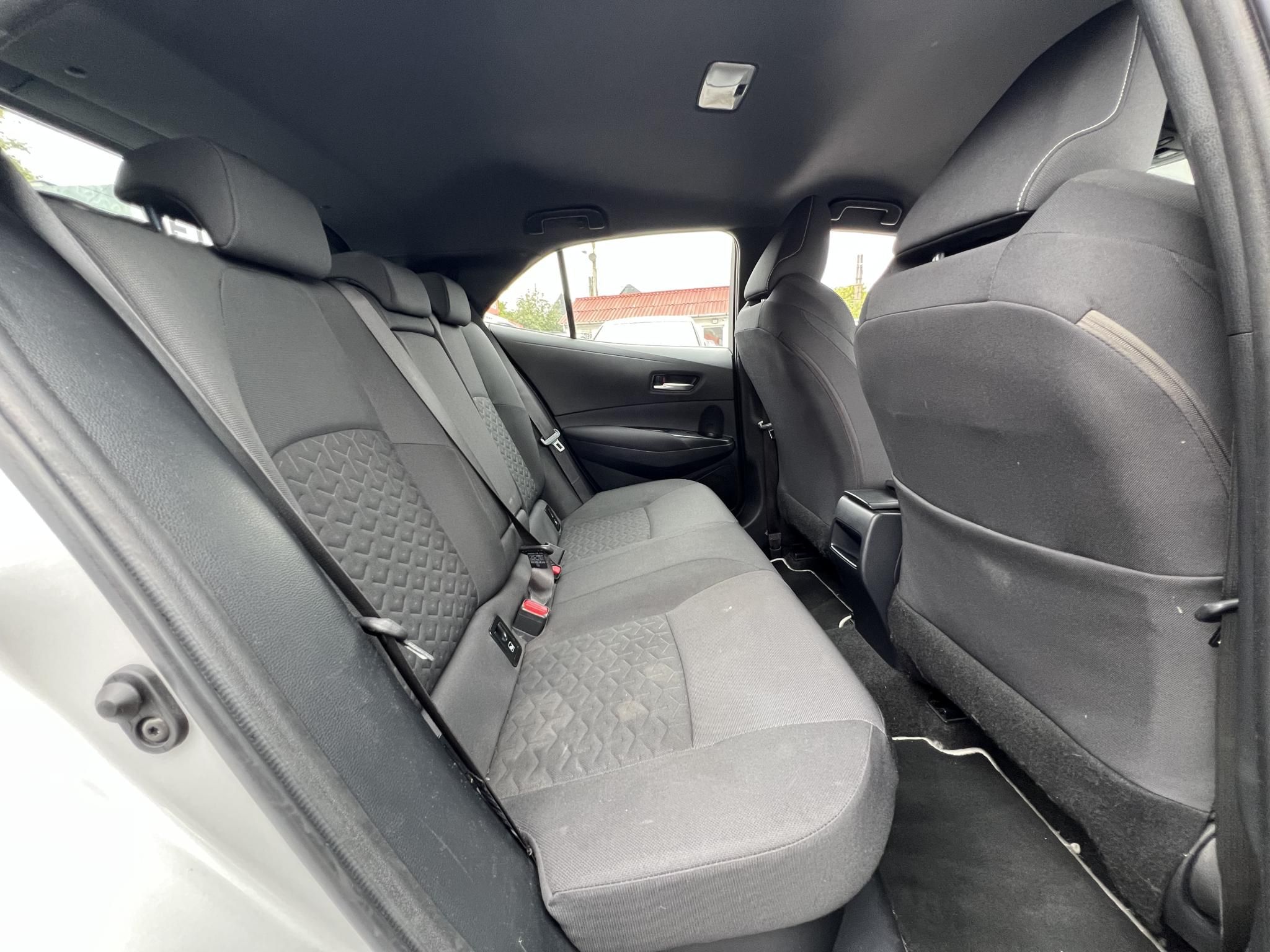TOYOTA COROLLA 1.8 Hybrid Comfort Business e-CVT 80e km. tempomat. navigáció. ülésfűtés. kamera. digitklíma. 2 gyári kulcs!